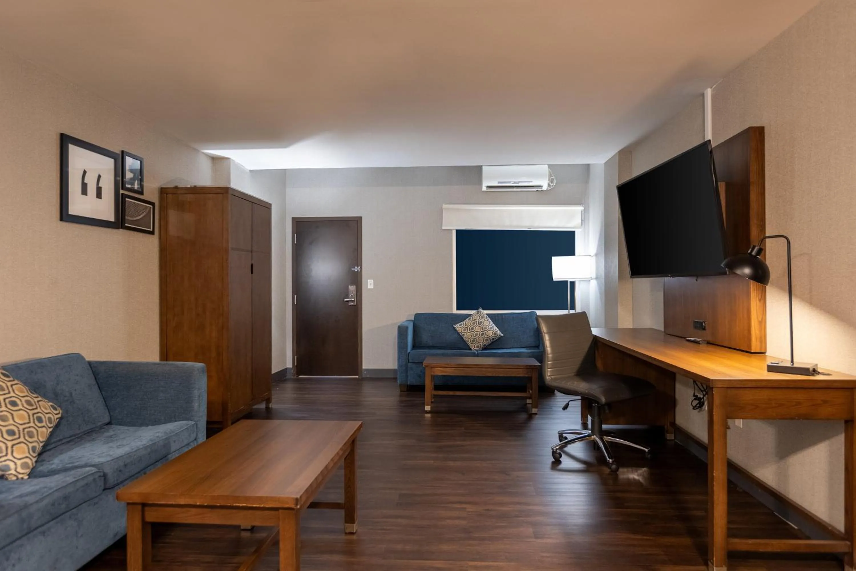 Photo of the whole room in Niagara Riverside Resort; BW Premier Collection