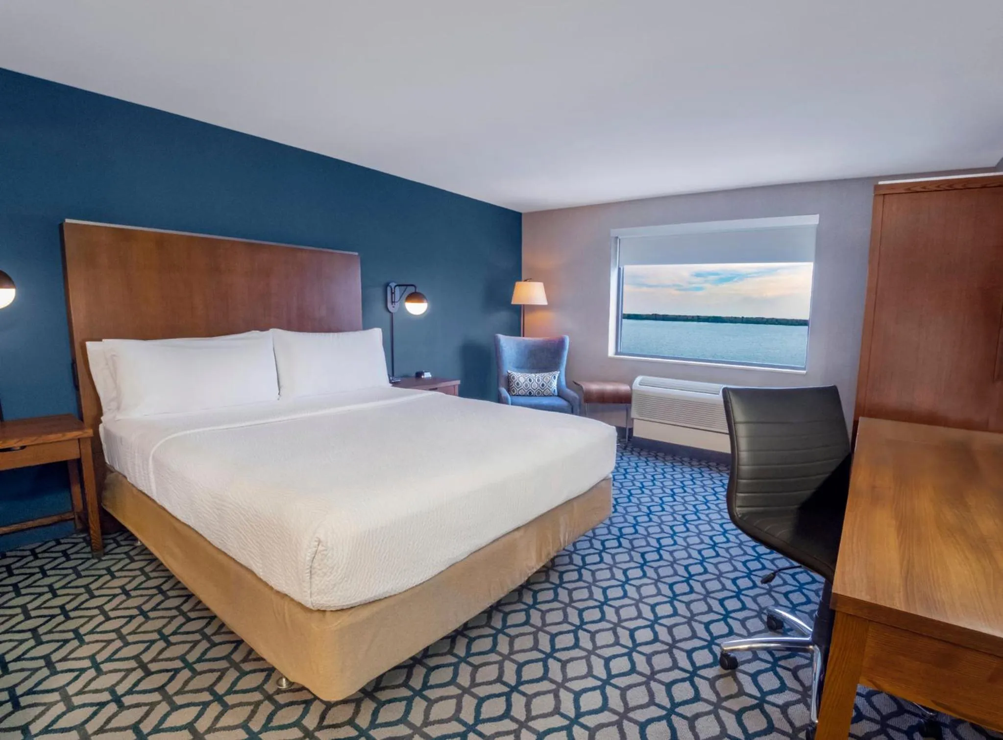 Bed in Niagara Riverside Resort; BW Premier Collection