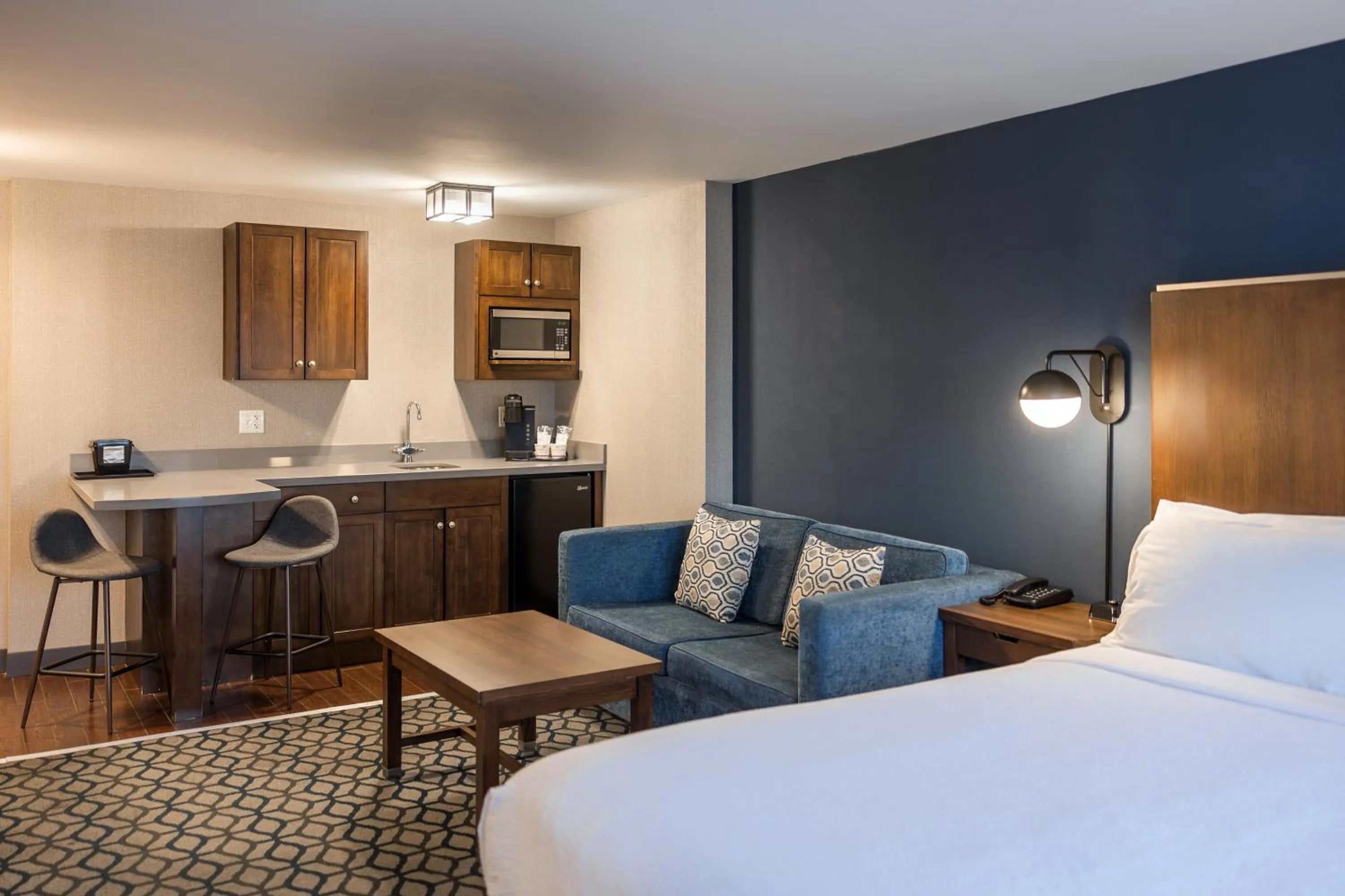 Bed in Niagara Riverside Resort; BW Premier Collection