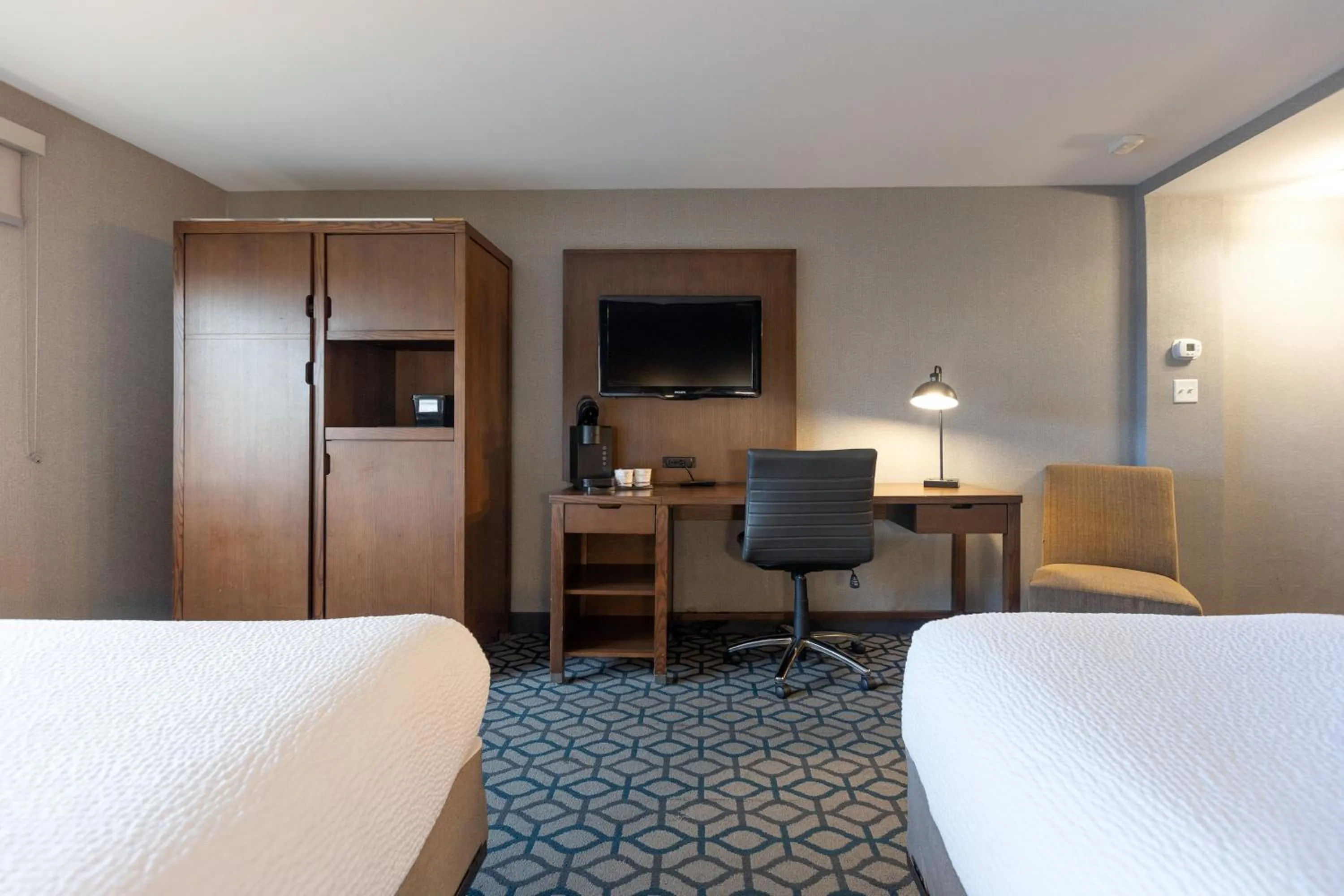 Bed in Niagara Riverside Resort; BW Premier Collection