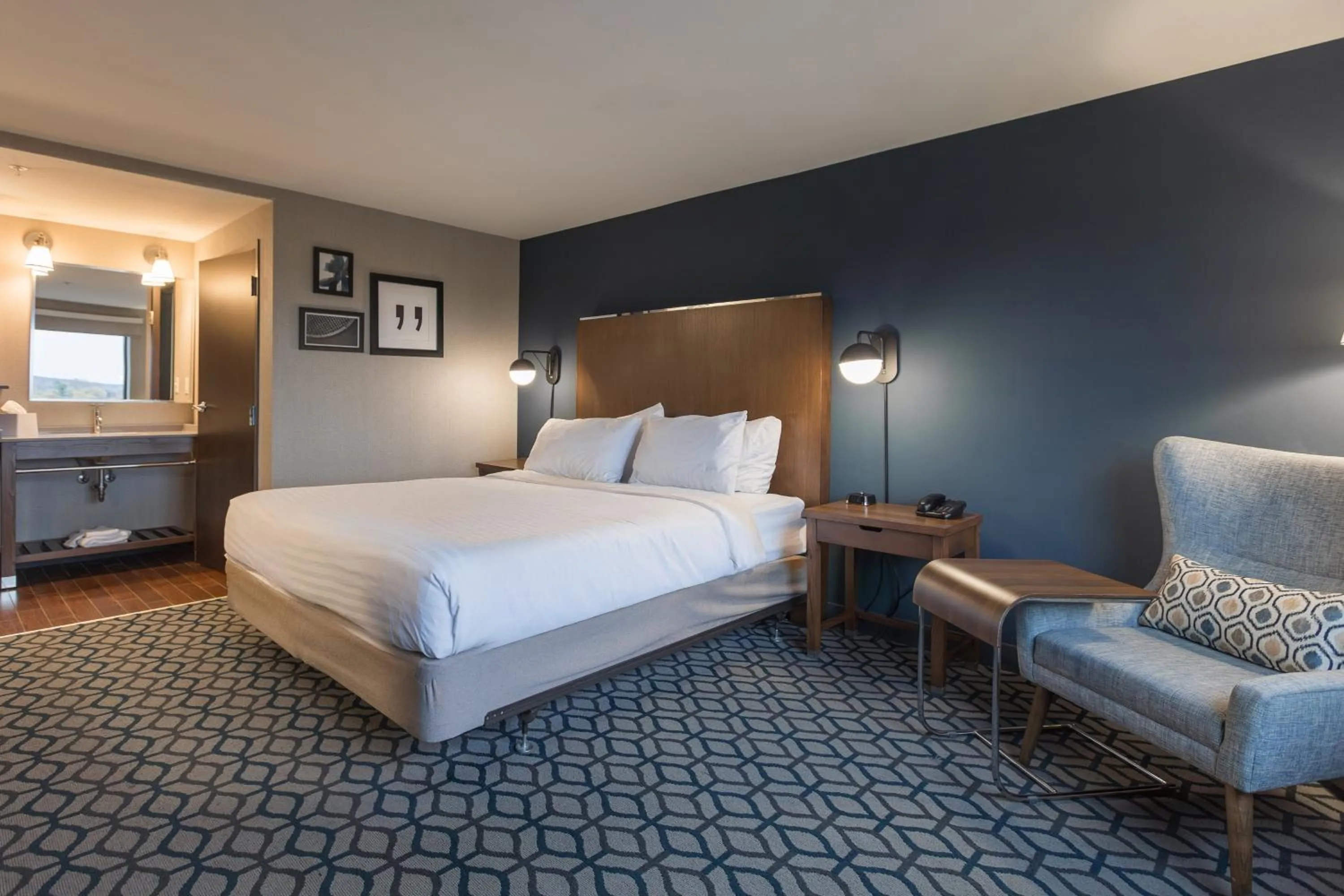 Bed in Niagara Riverside Resort; BW Premier Collection