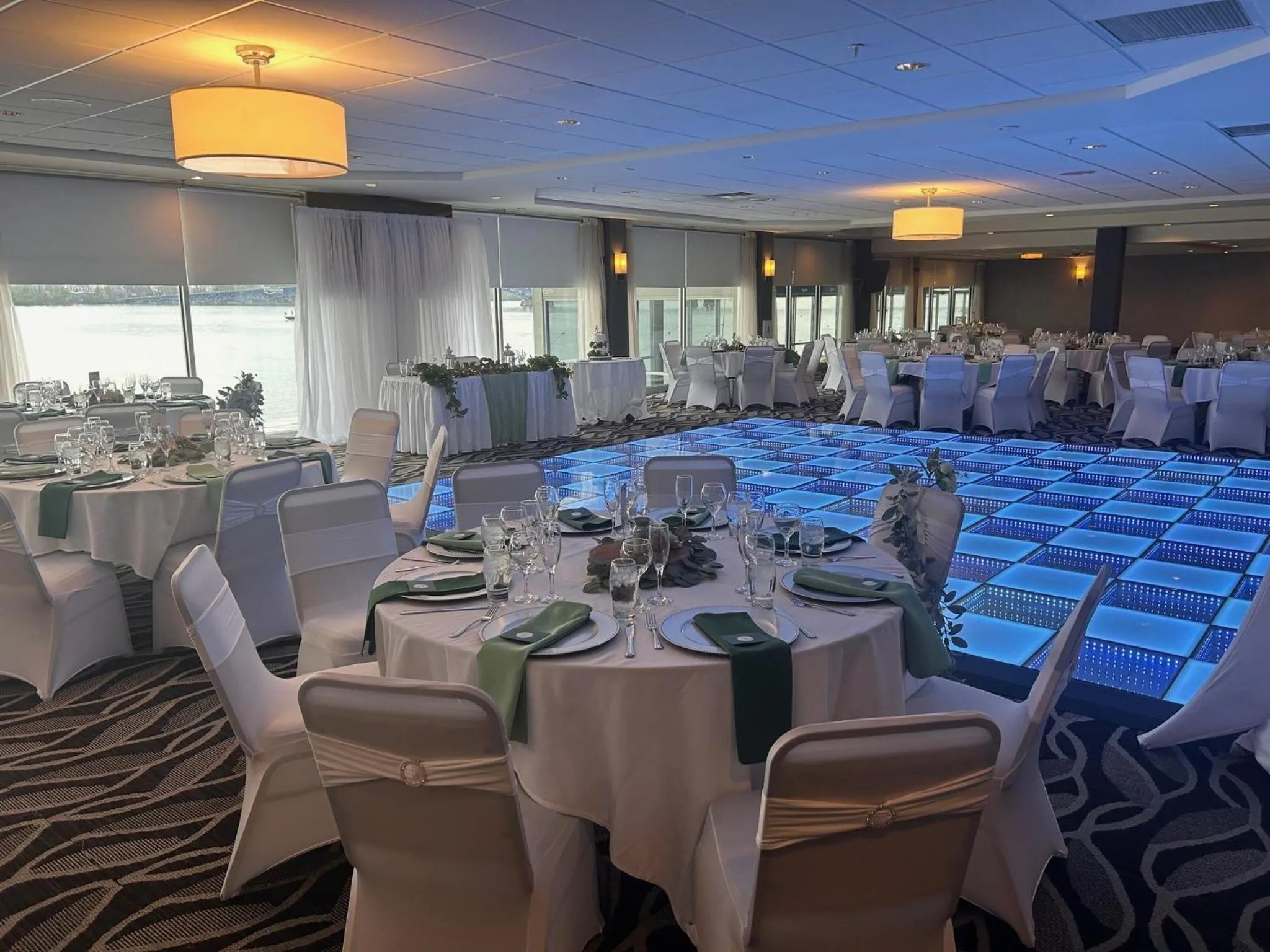 Meeting/conference room in Niagara Riverside Resort; BW Premier Collection