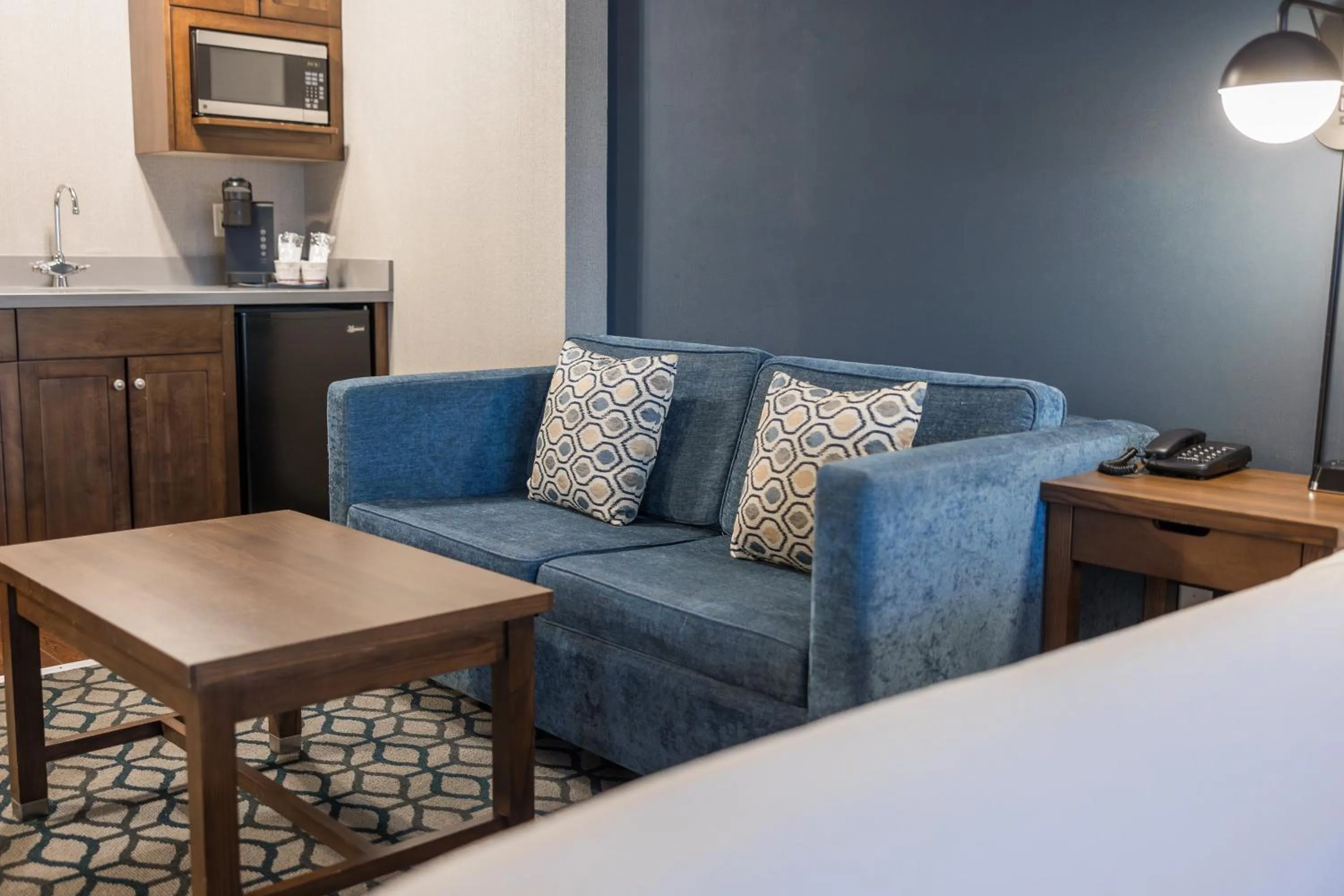 Bed in Niagara Riverside Resort; BW Premier Collection