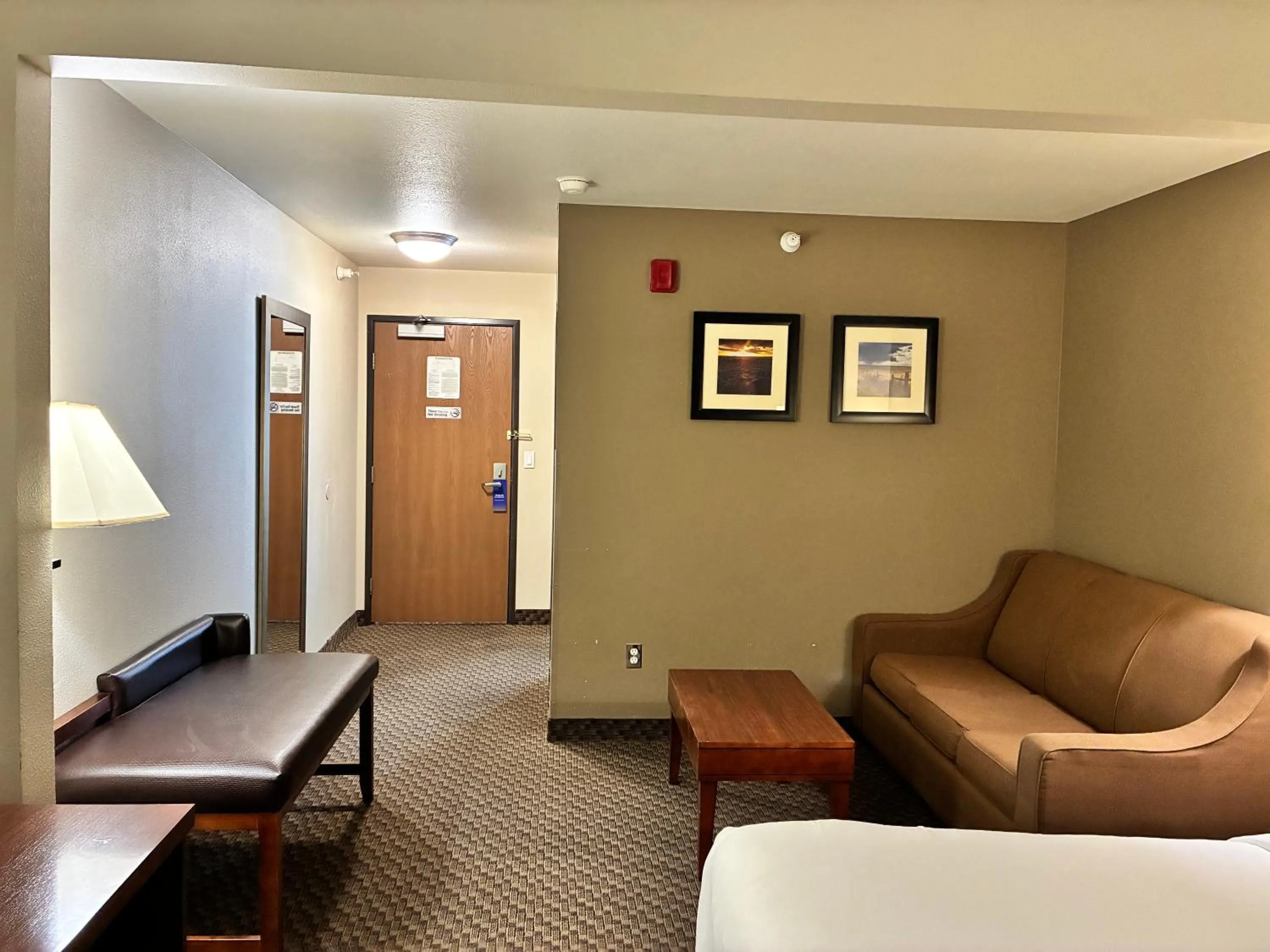 Living room, Bed in Comfort Inn & Suites Sterling