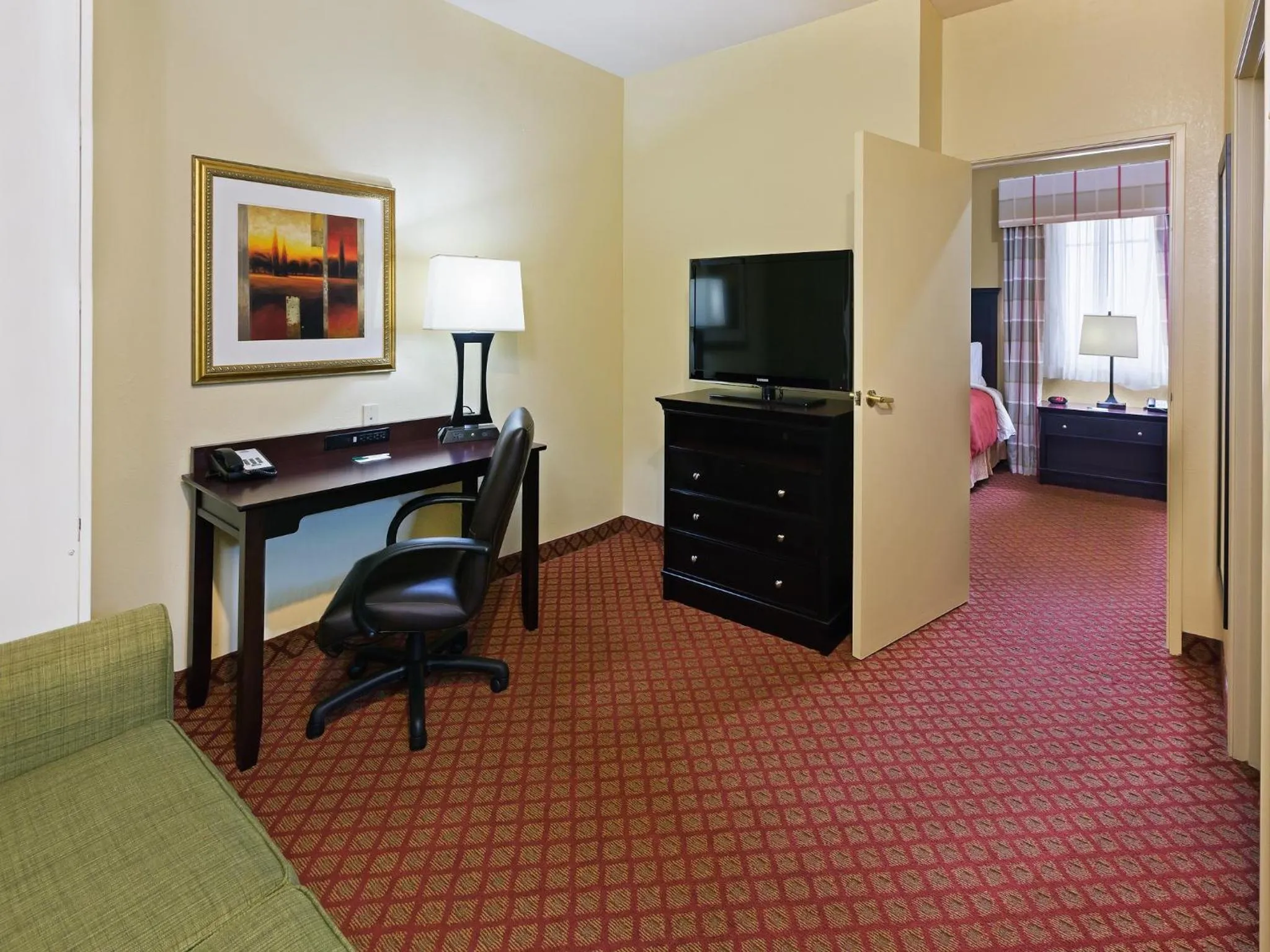 Living room in Country Inn & Suites by Radisson, Oklahoma City at Northwest Expressway, OK