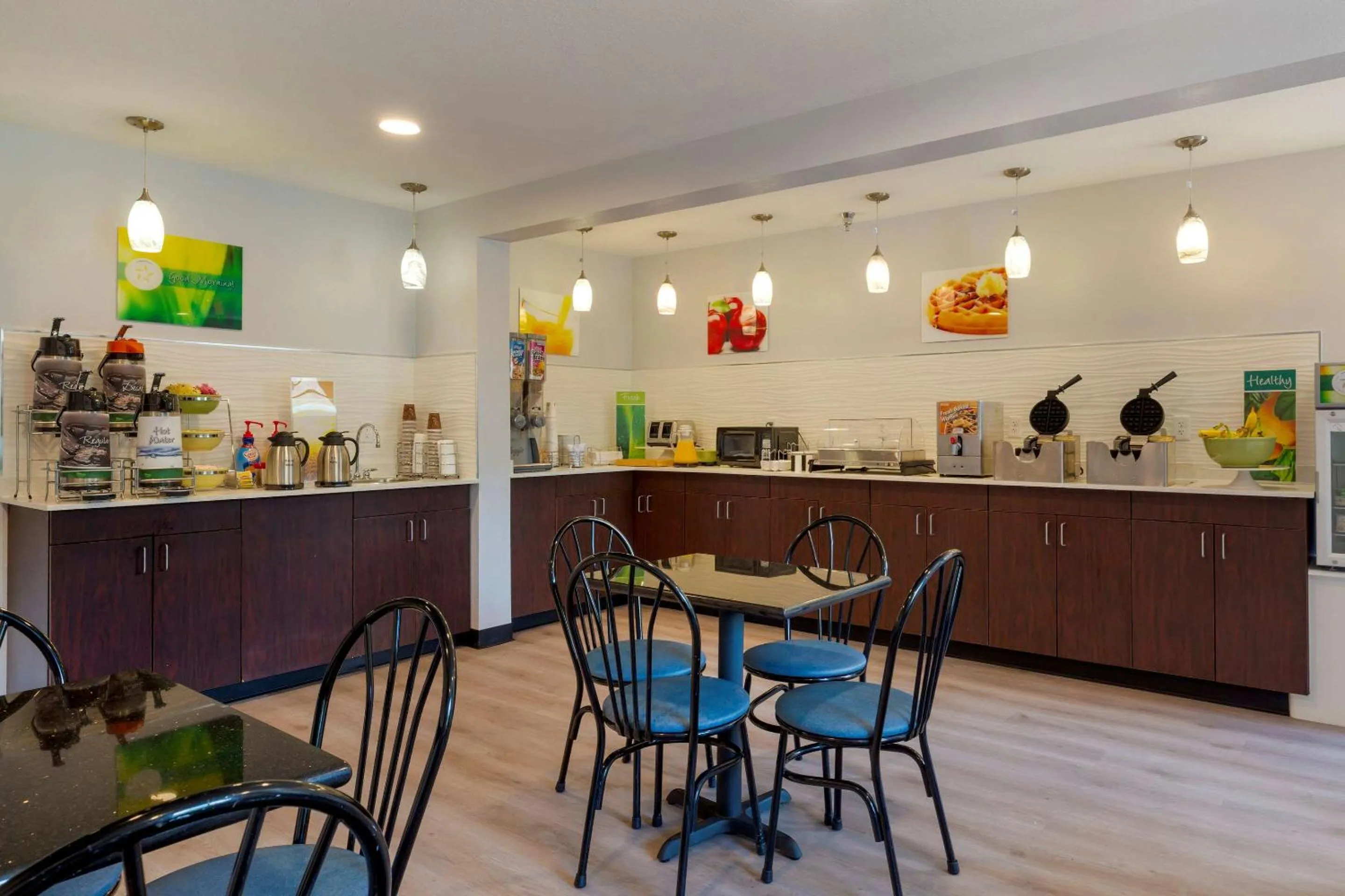 Restaurant/places to eat in Quality Inn