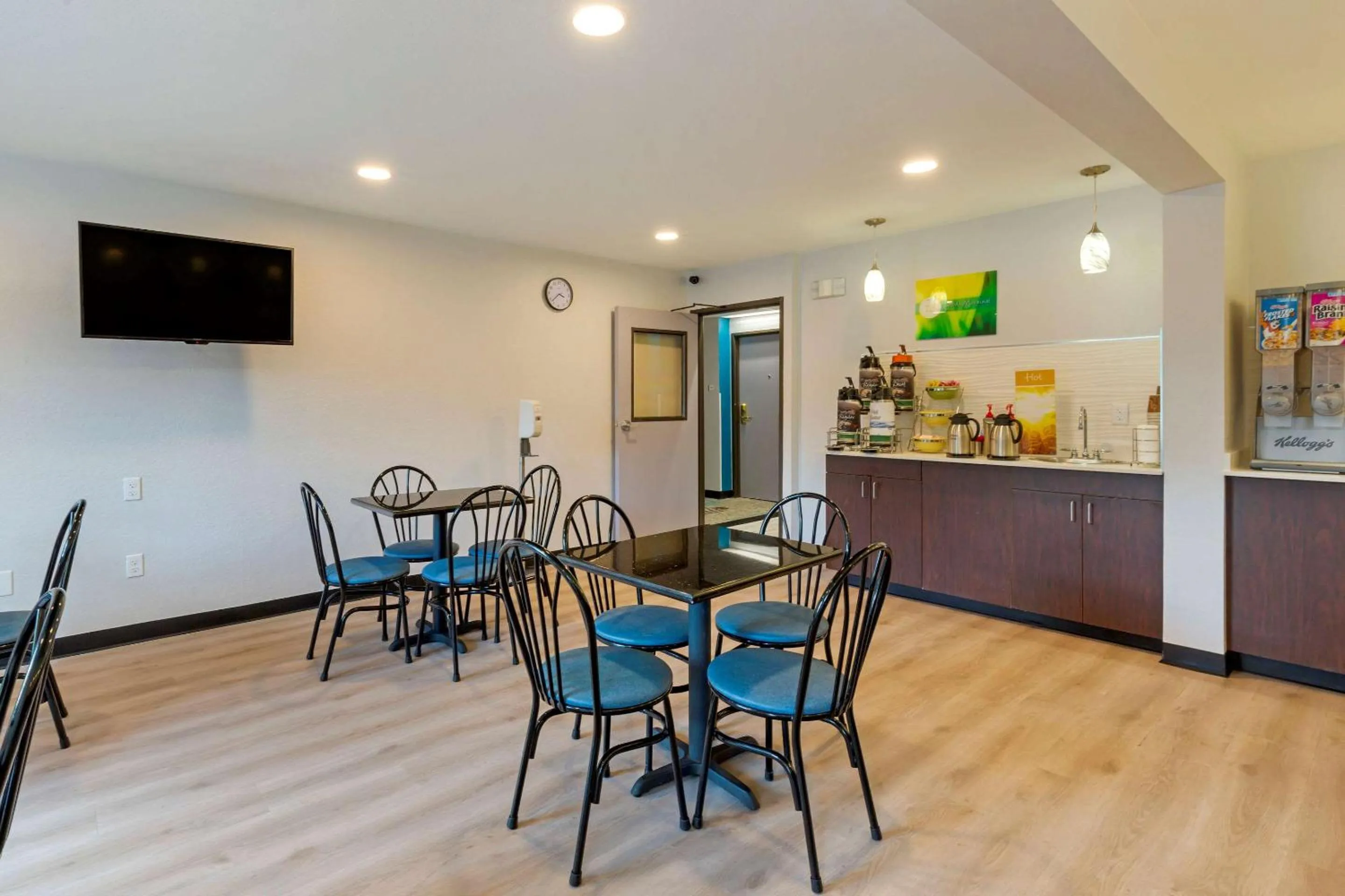 Restaurant/places to eat in Quality Inn