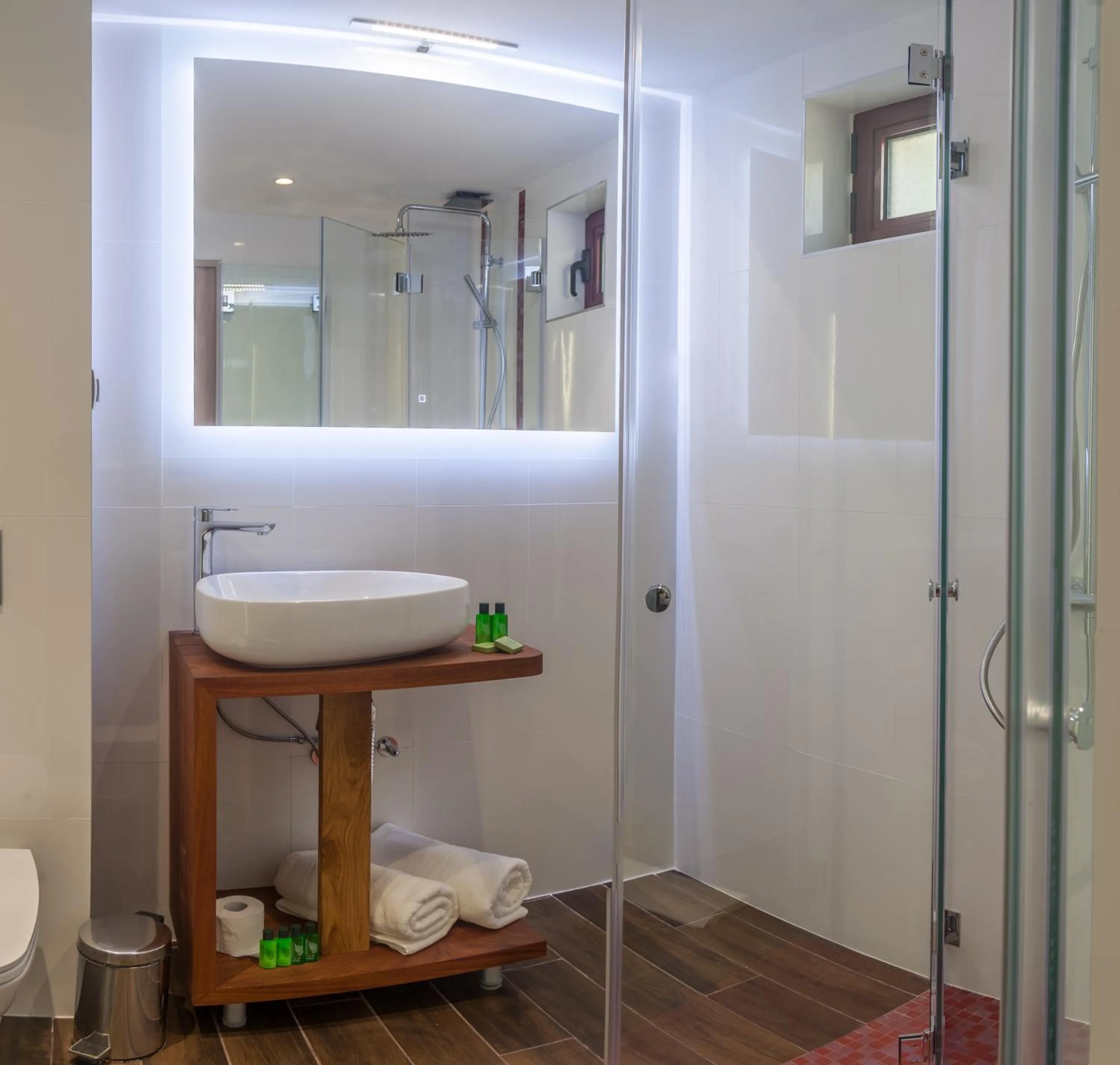 Shower in Hugo Hotel