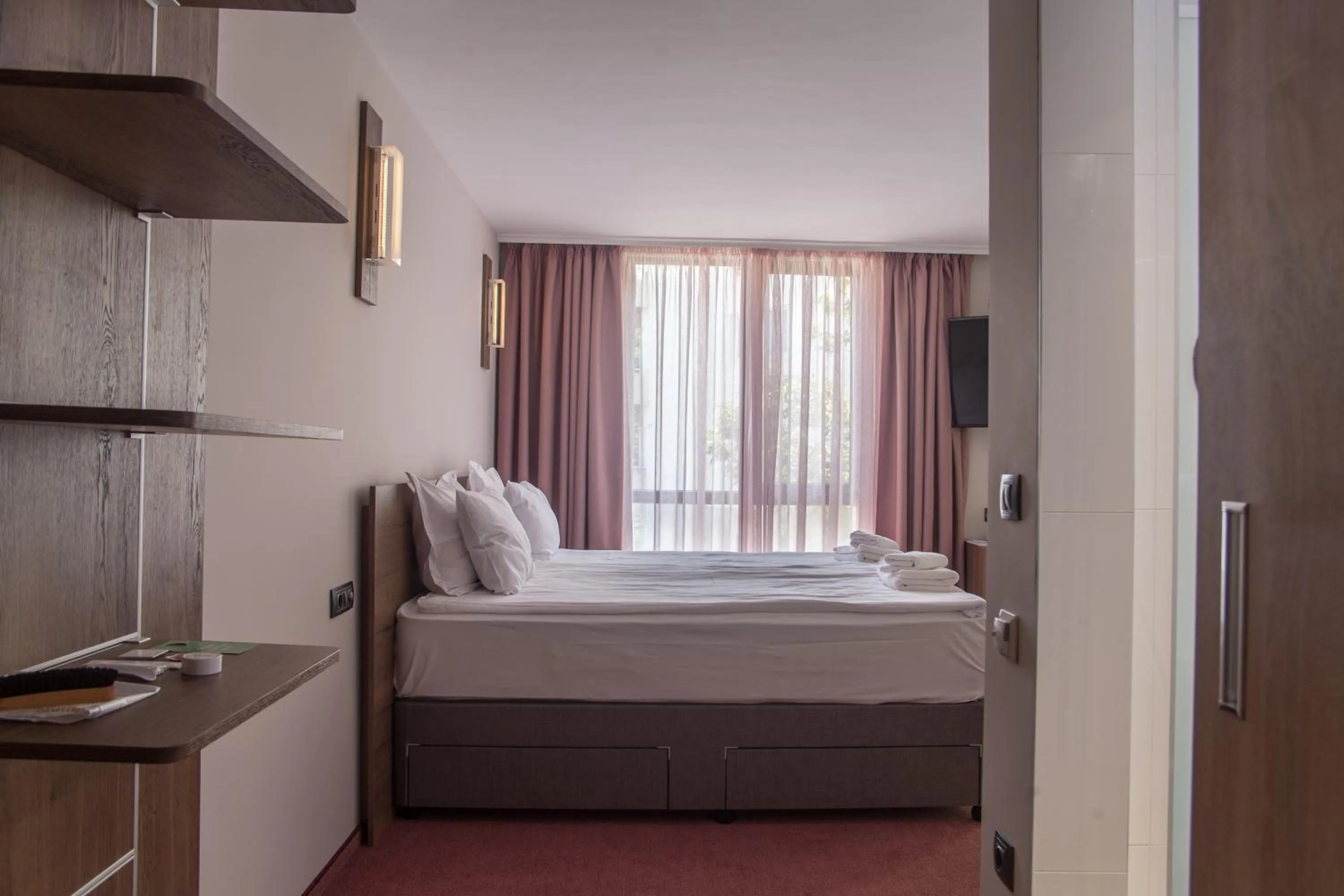 Photo of the whole room, Bed in Hugo Hotel