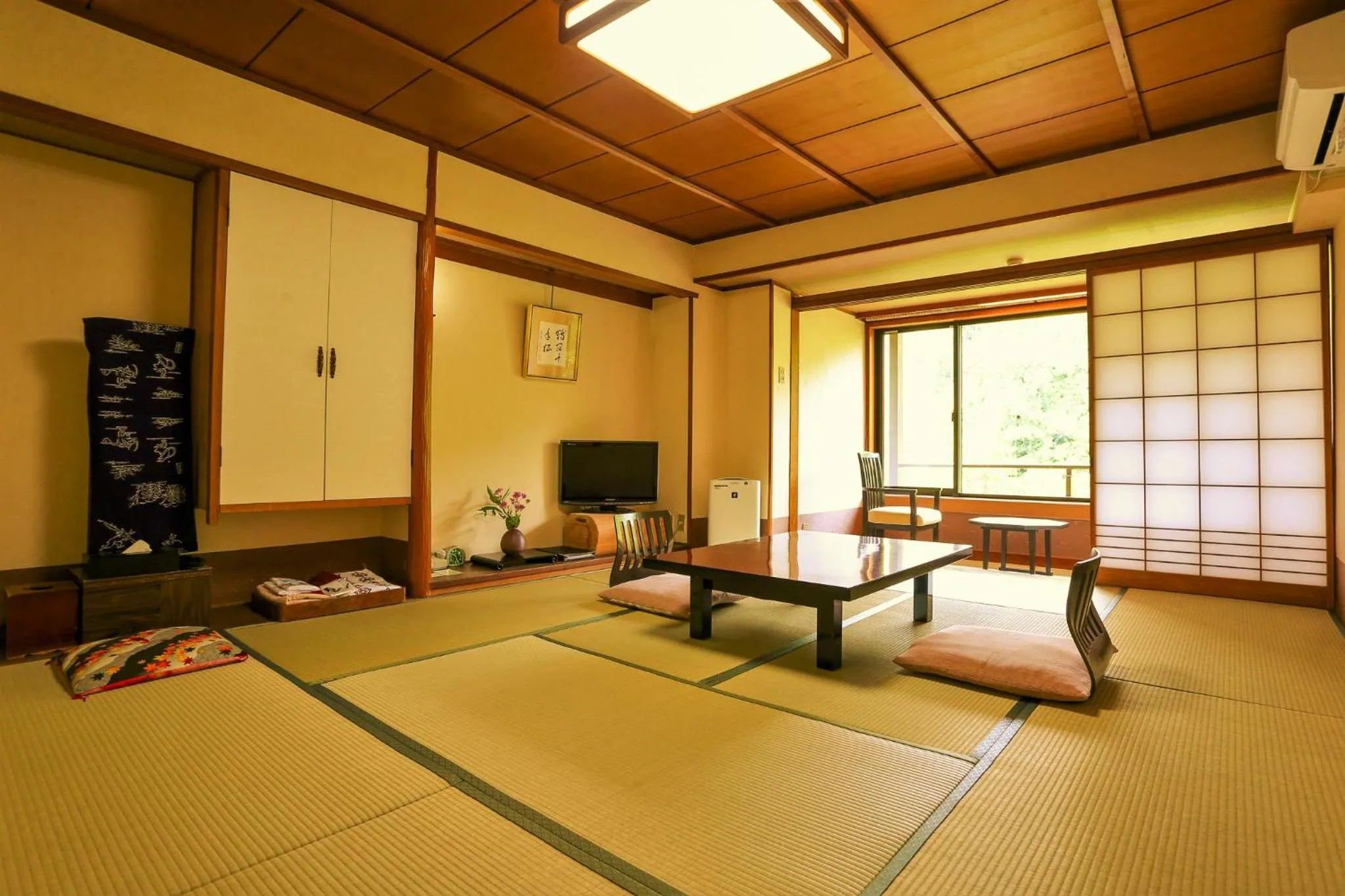 Photo of the whole room in Momijiya Honkan Takaosansou