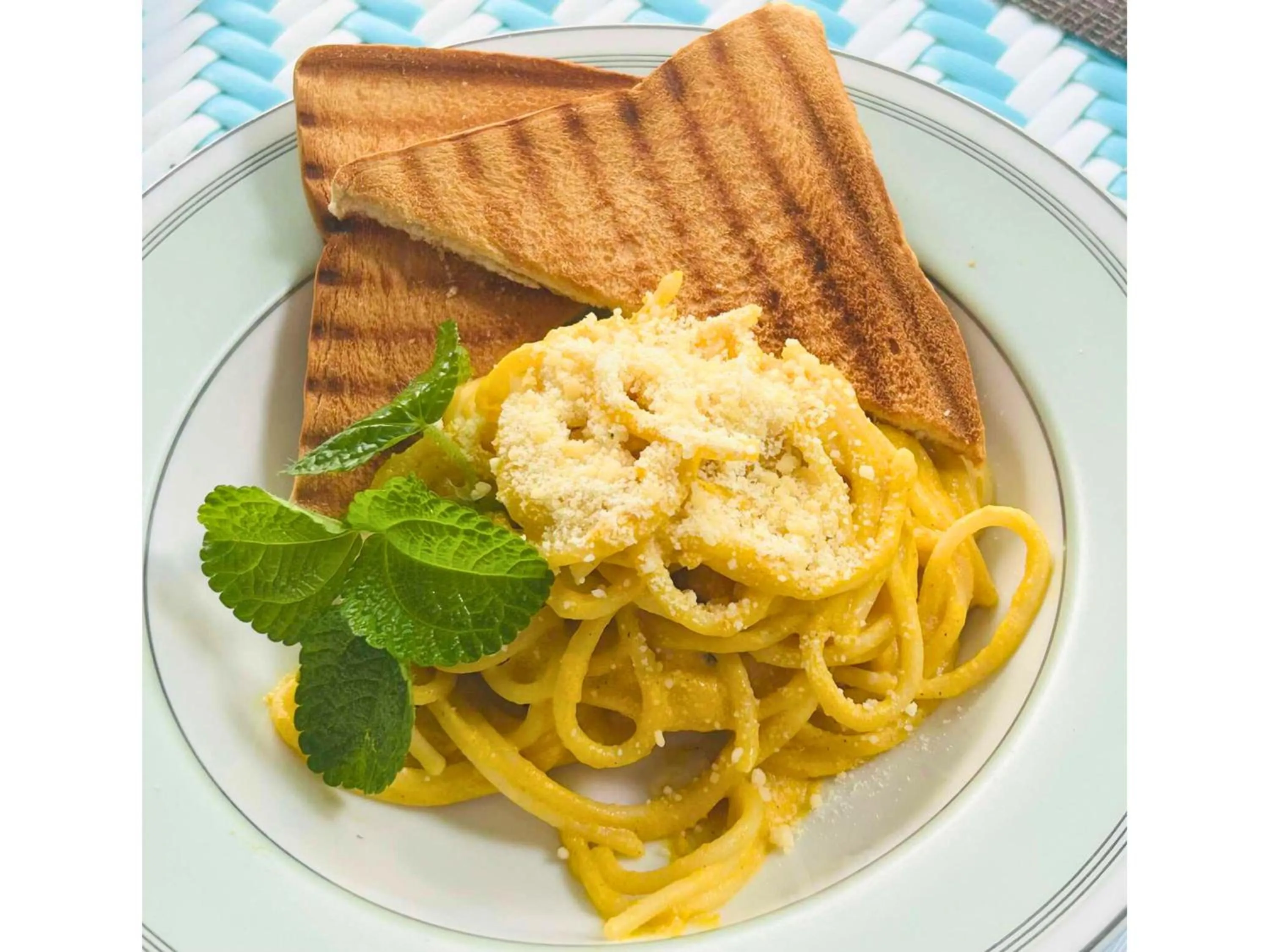 Food in Containers by Eco Hotels