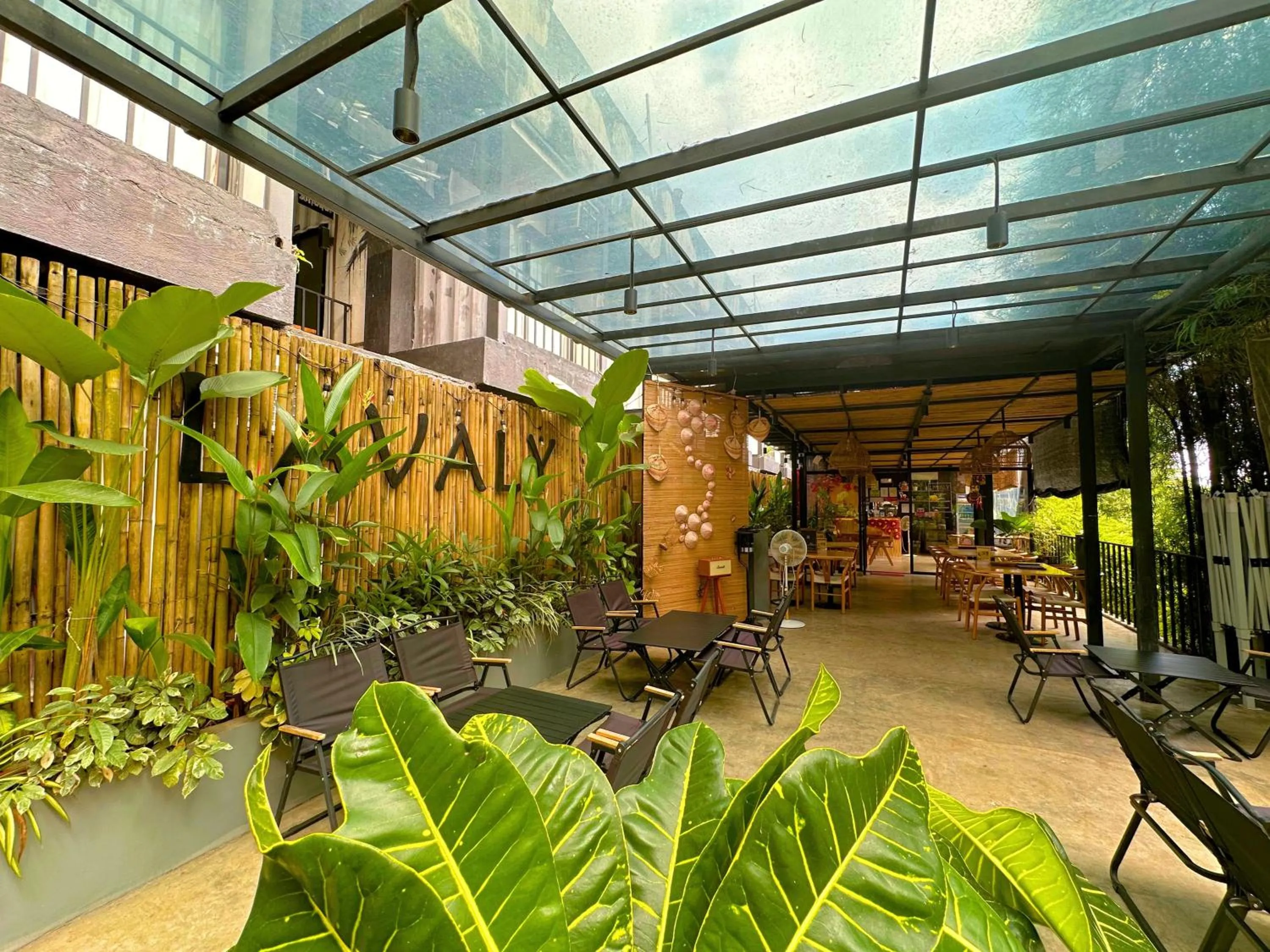 Restaurant/places to eat in Containers by Eco Hotels