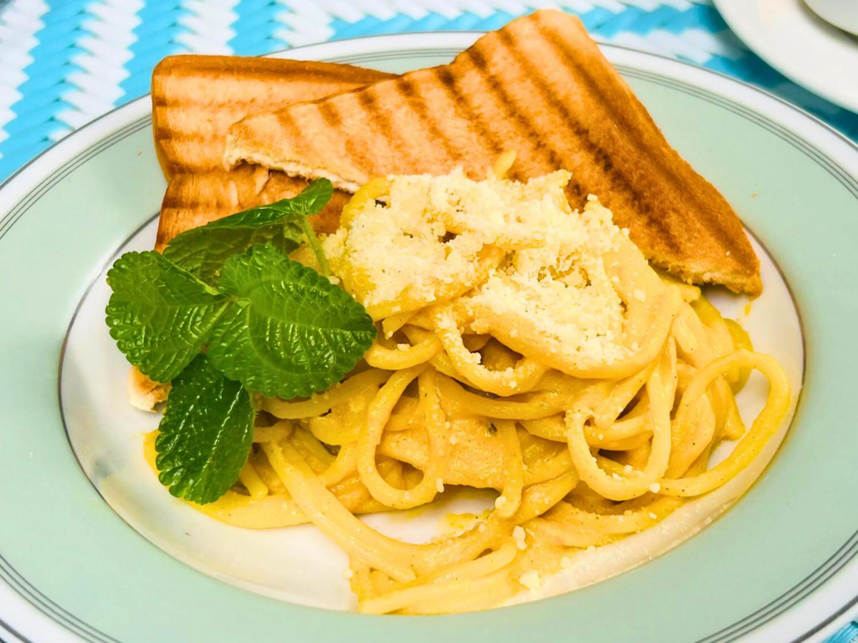 Food in Containers by Eco Hotels