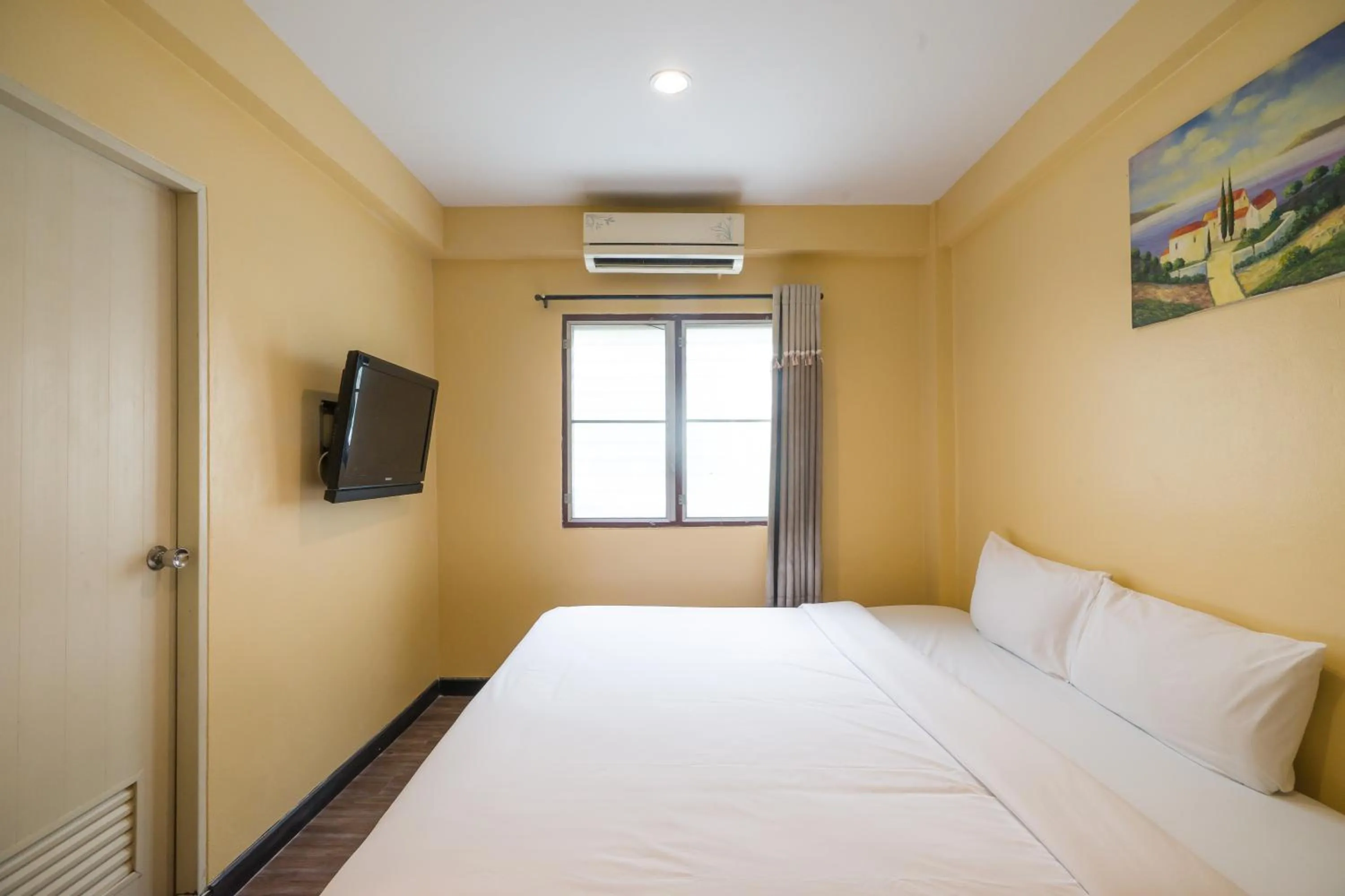 Bedroom, Bed in The Corner Ratchada