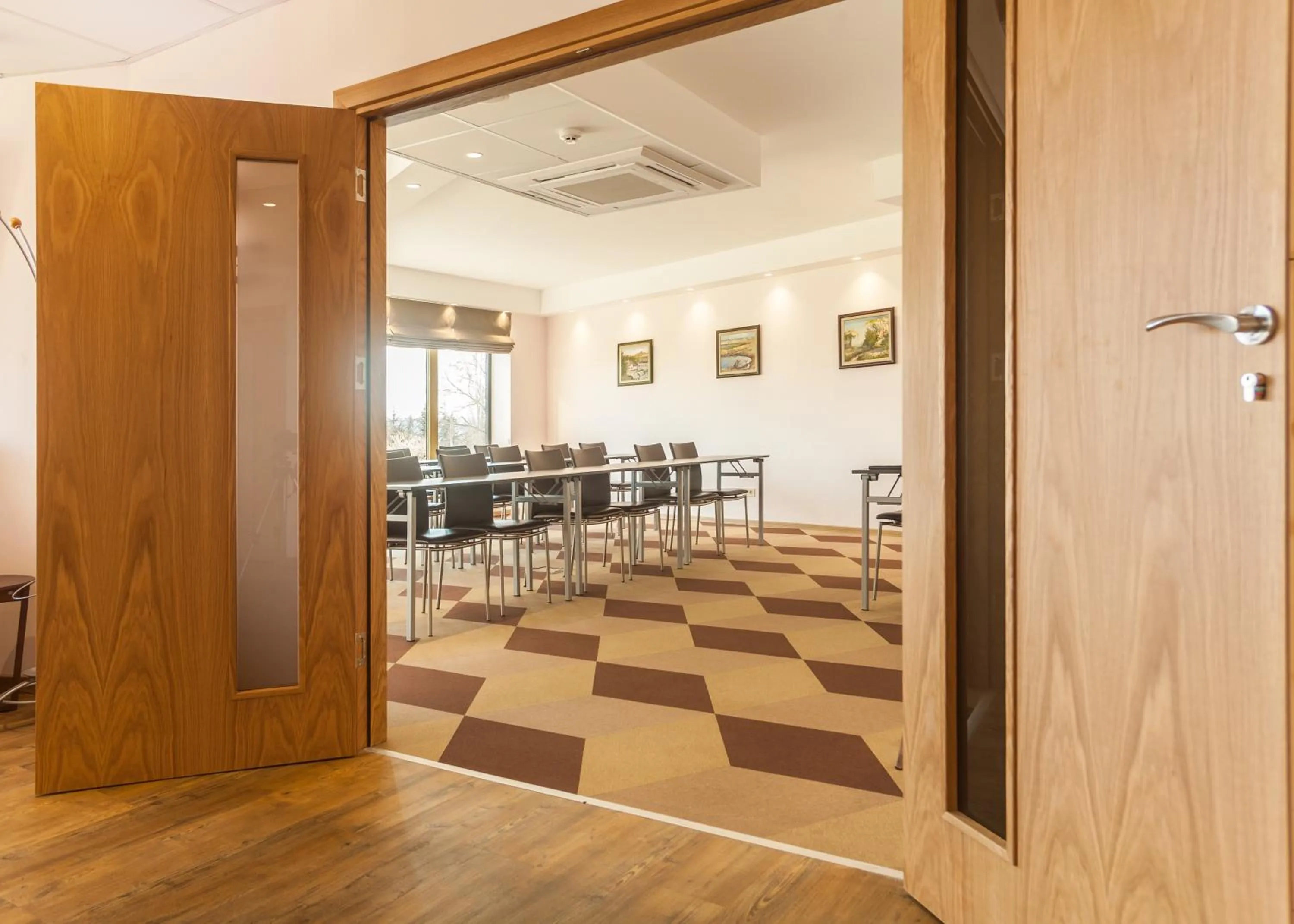 Business facilities in Amiral Hotel