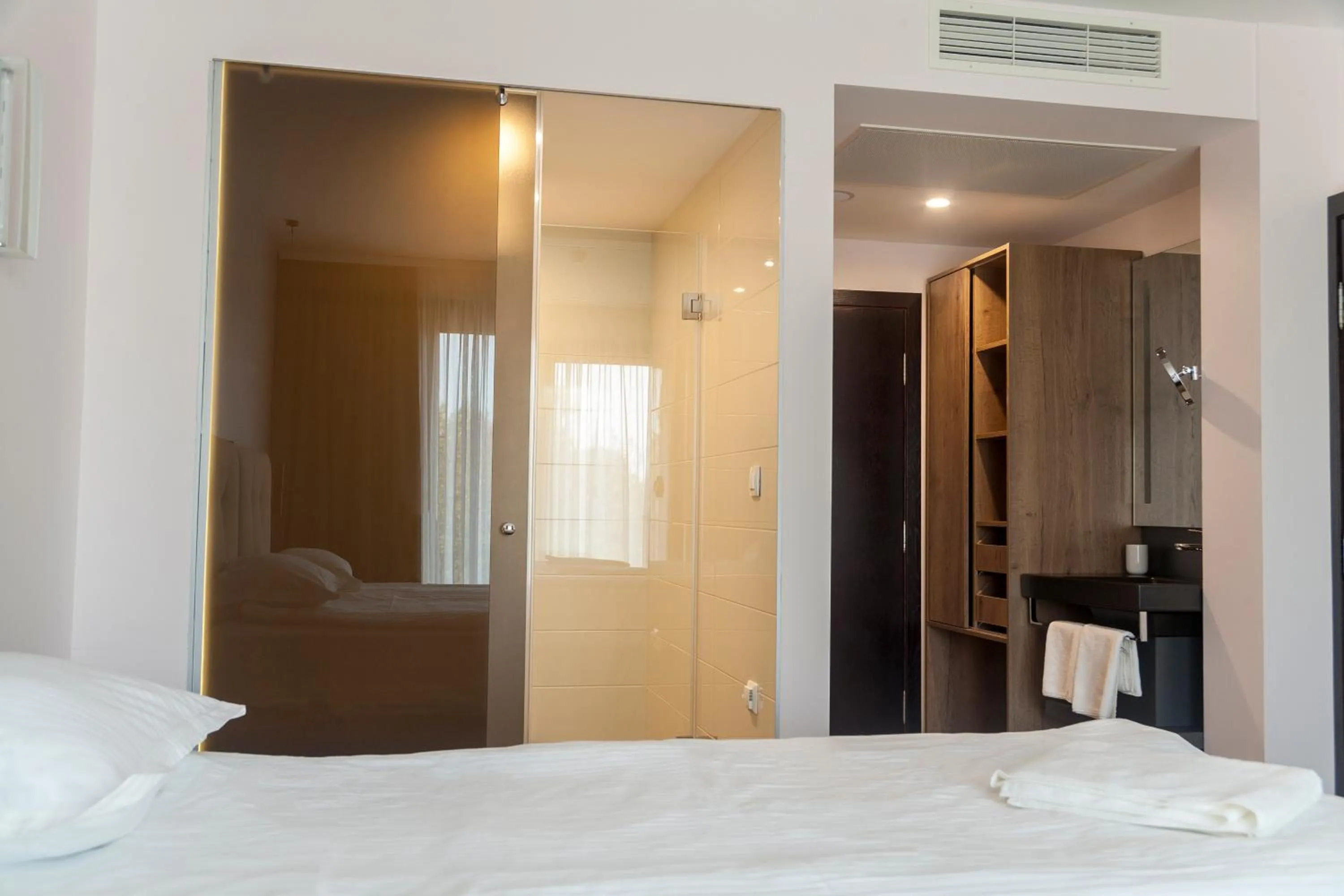 Bathroom, Bed in Amiral Hotel