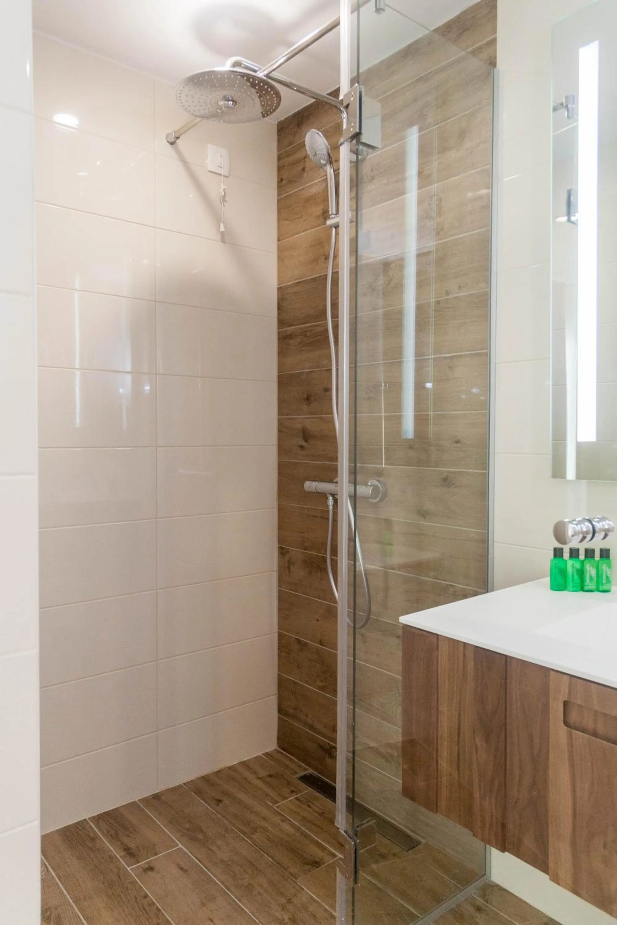 Bathroom in Amiral Hotel