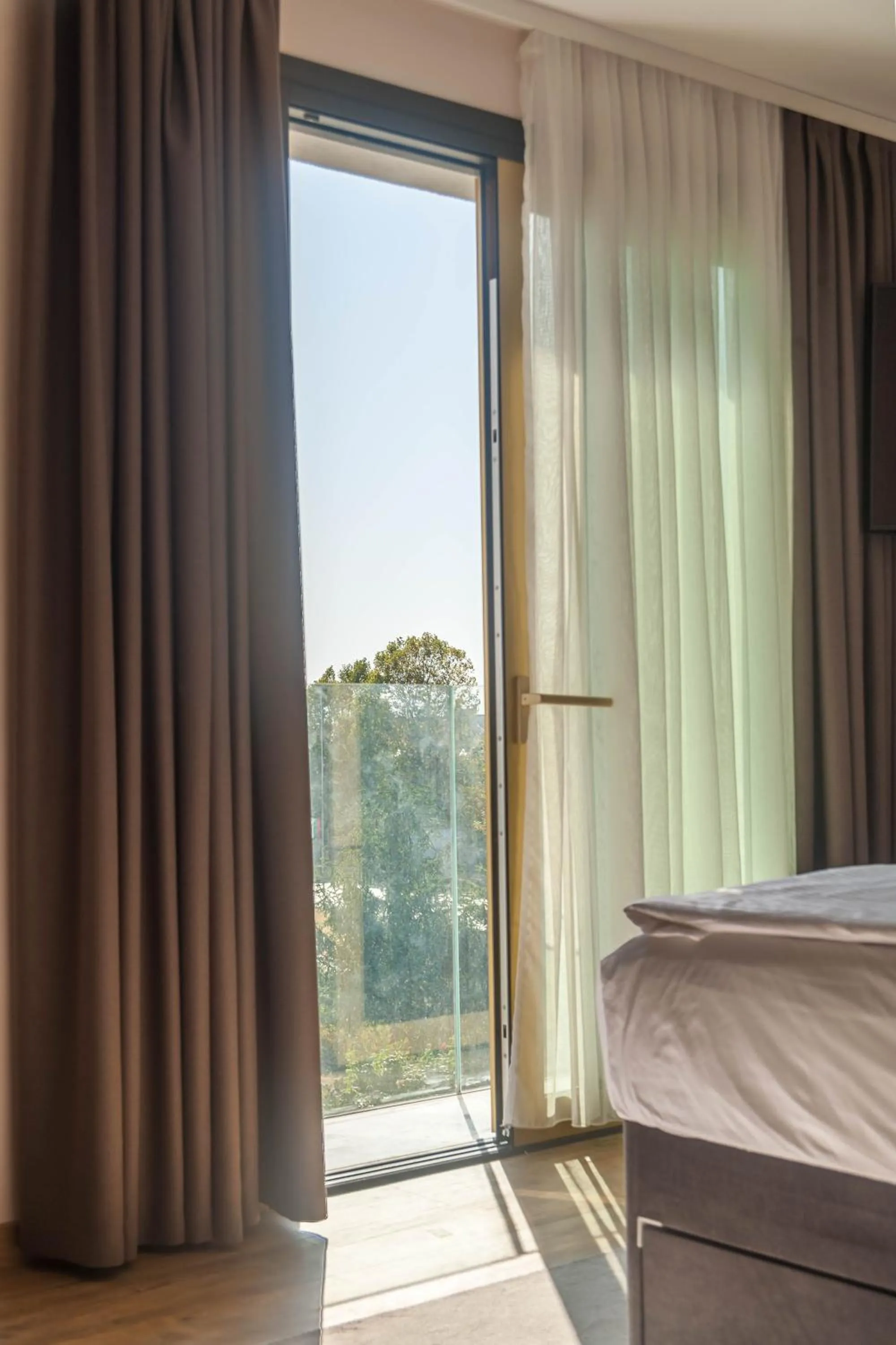 Balcony/Terrace, Bed in Amiral Hotel