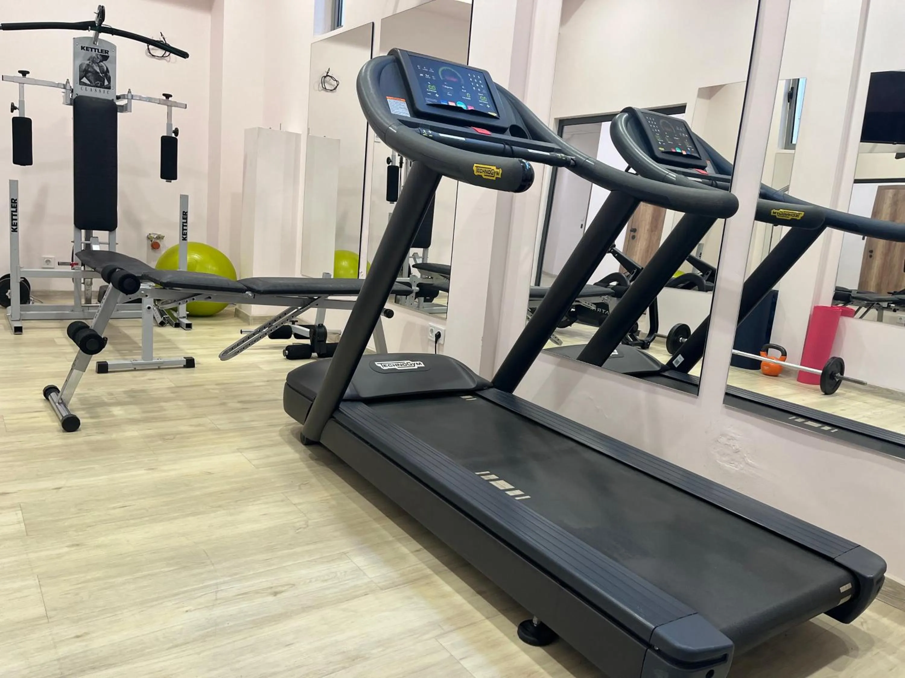 Fitness centre/facilities in Amiral Hotel