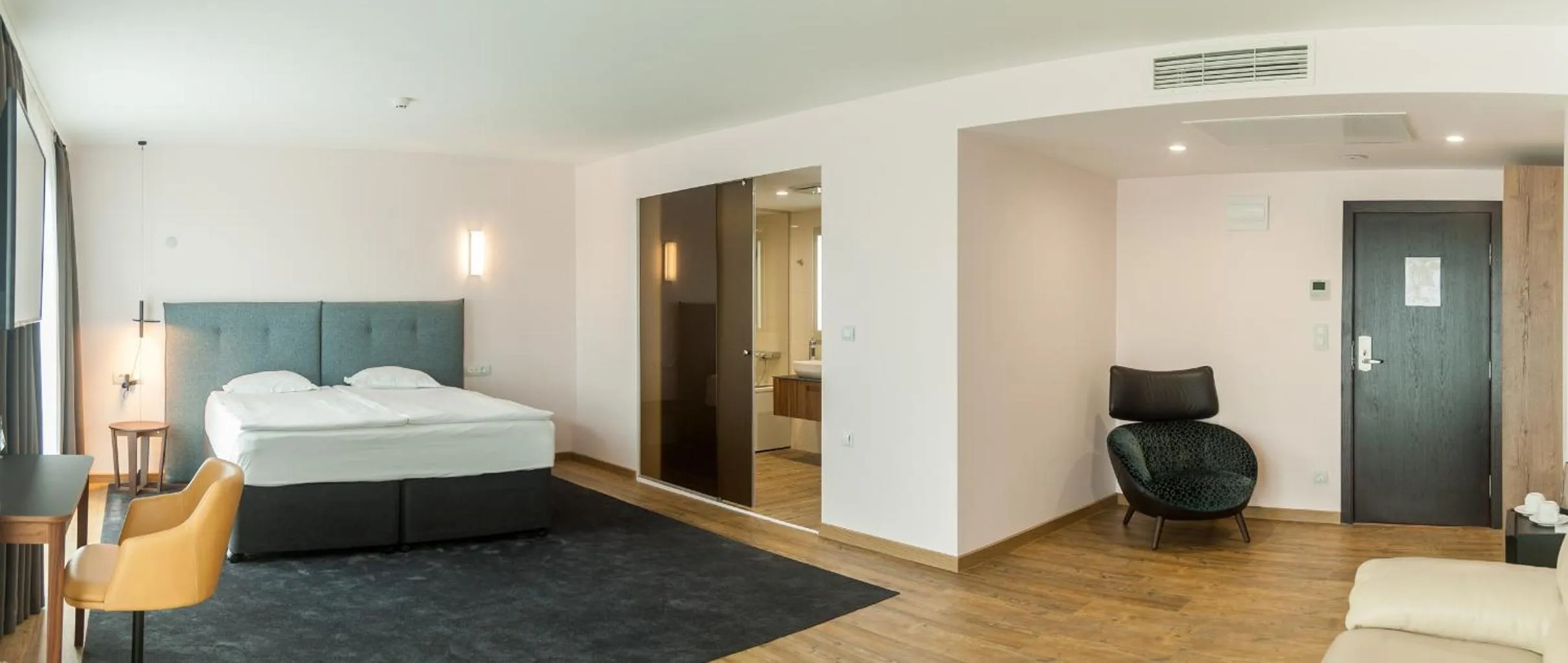 Photo of the whole room, Bed in Amiral Hotel