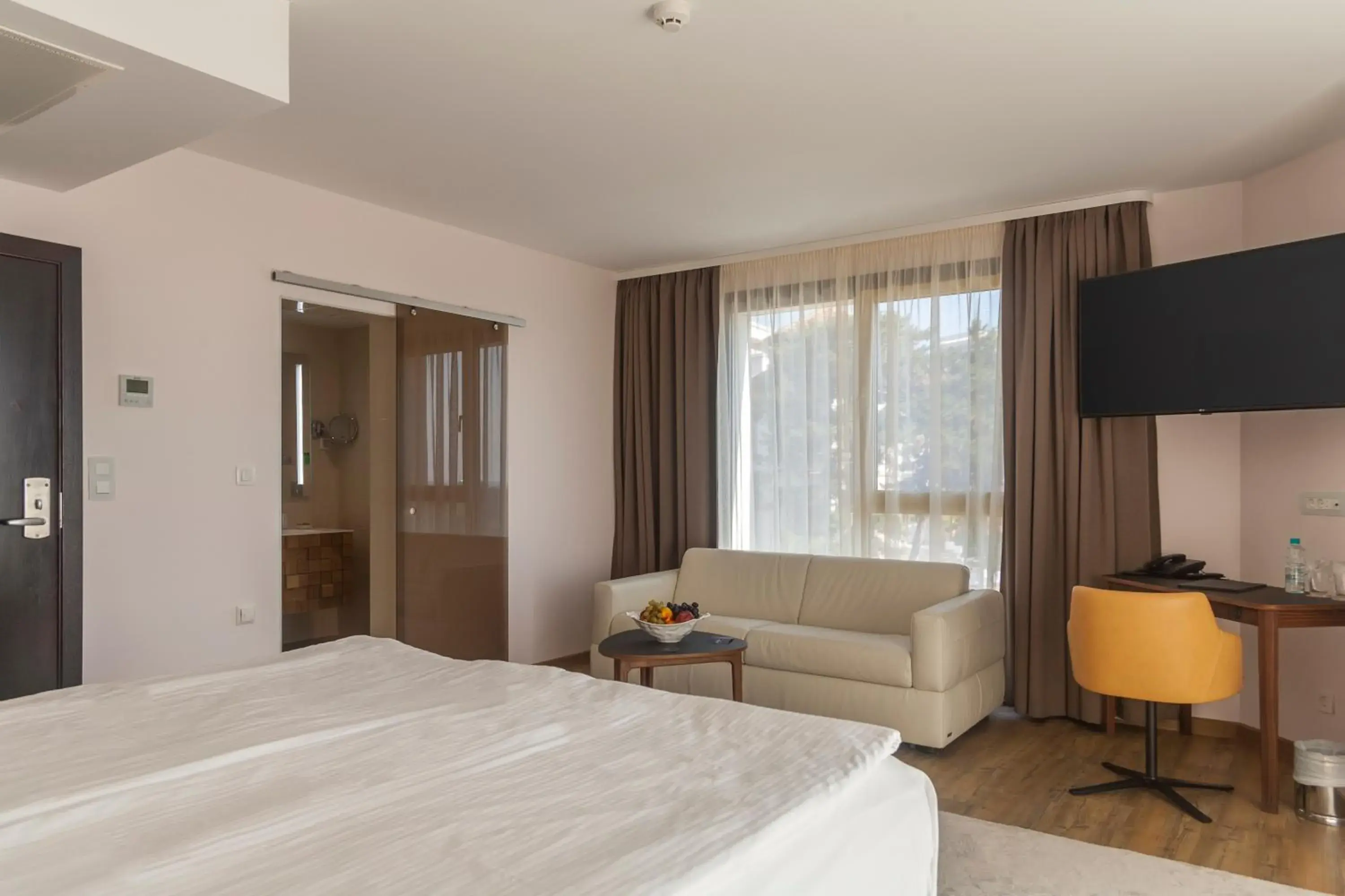 Living room, Bed in Amiral Hotel Living room, Bed in Amiral Hotel