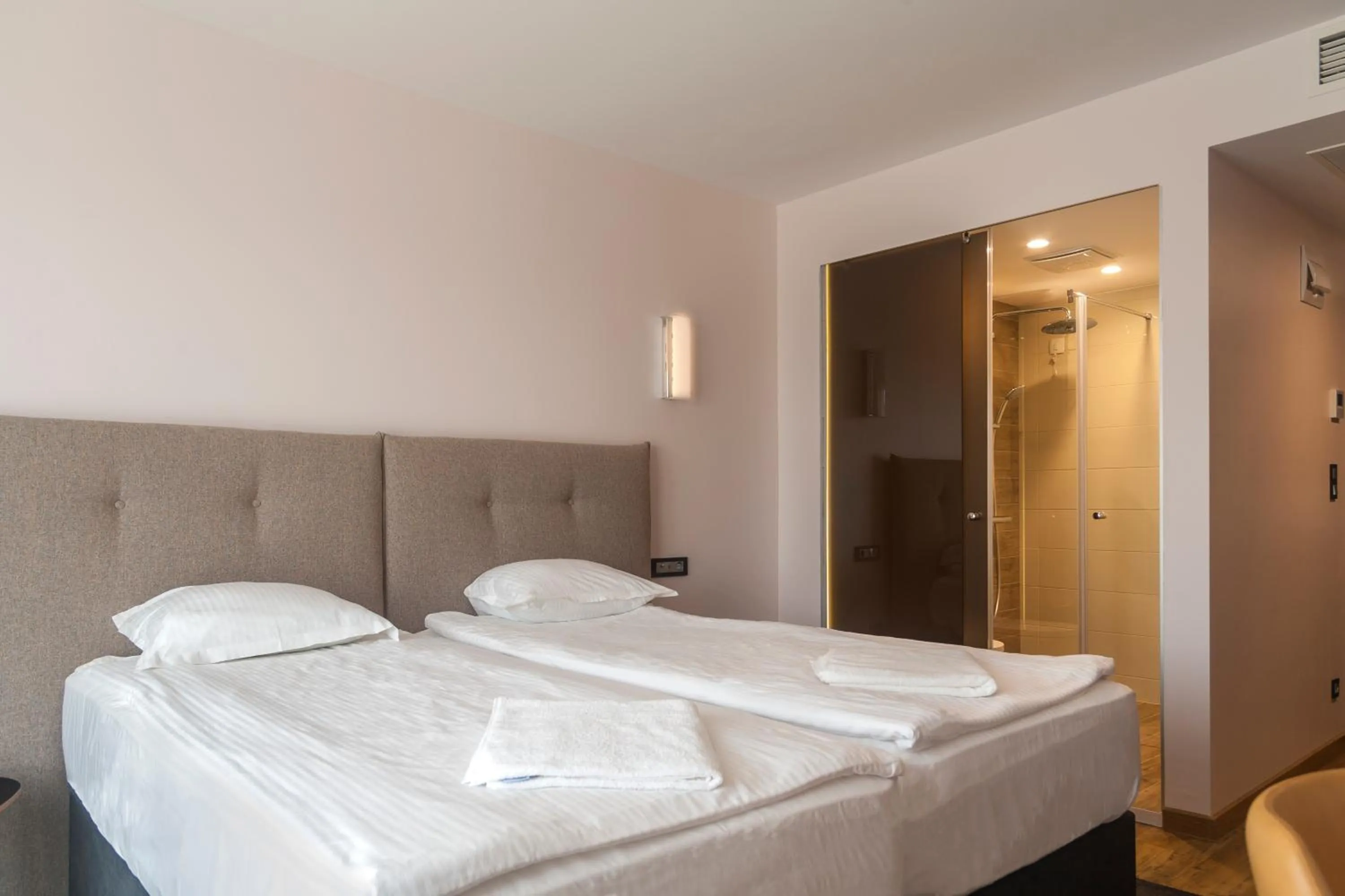 Photo of the whole room, Bed in Amiral Hotel