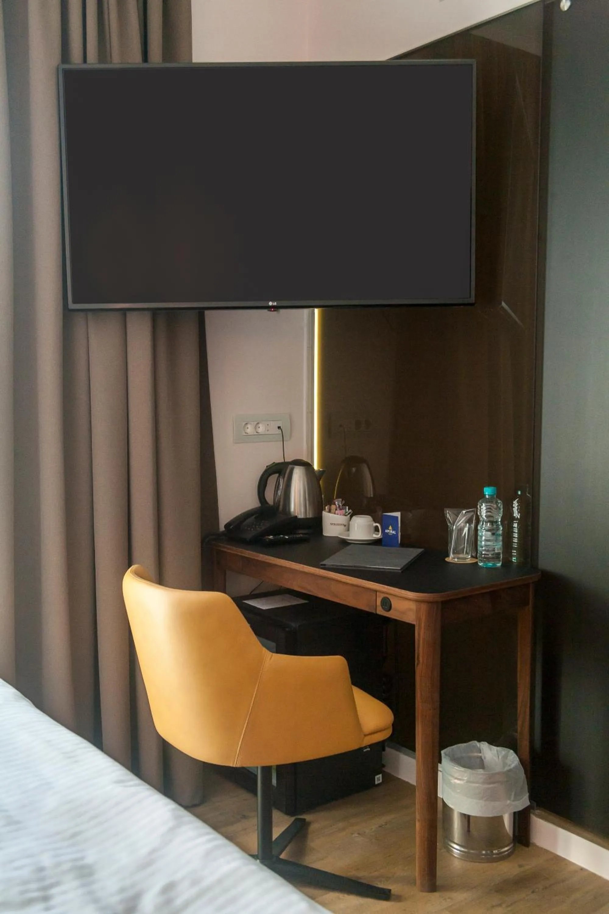 Coffee/tea facilities, Bed in Amiral Hotel