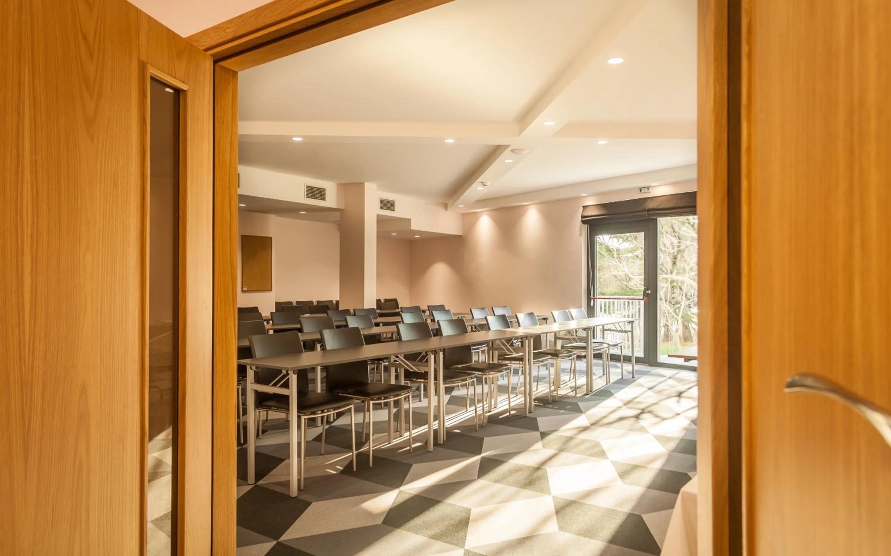 Business facilities in Amiral Hotel