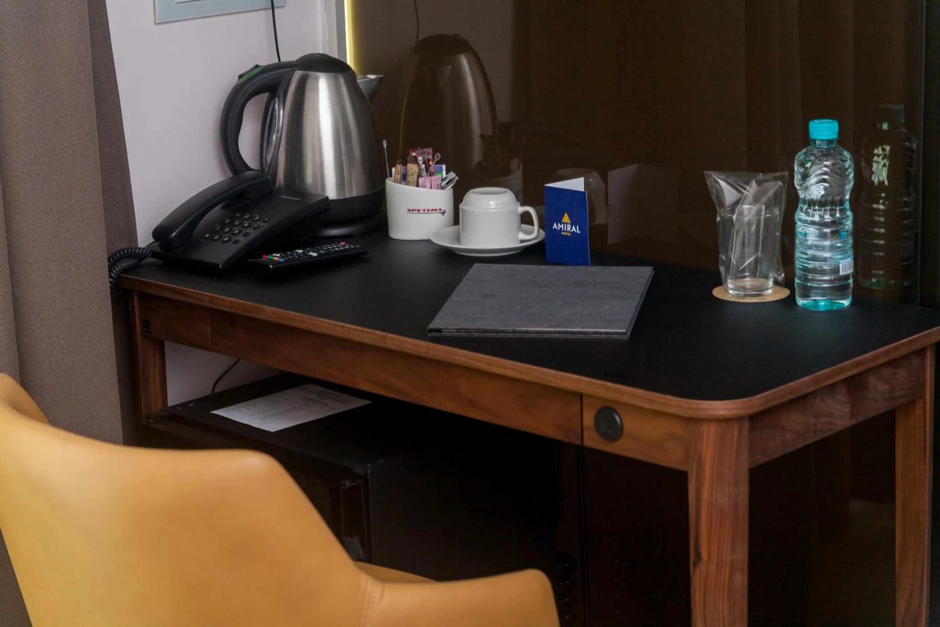 Coffee/tea facilities in Amiral Hotel