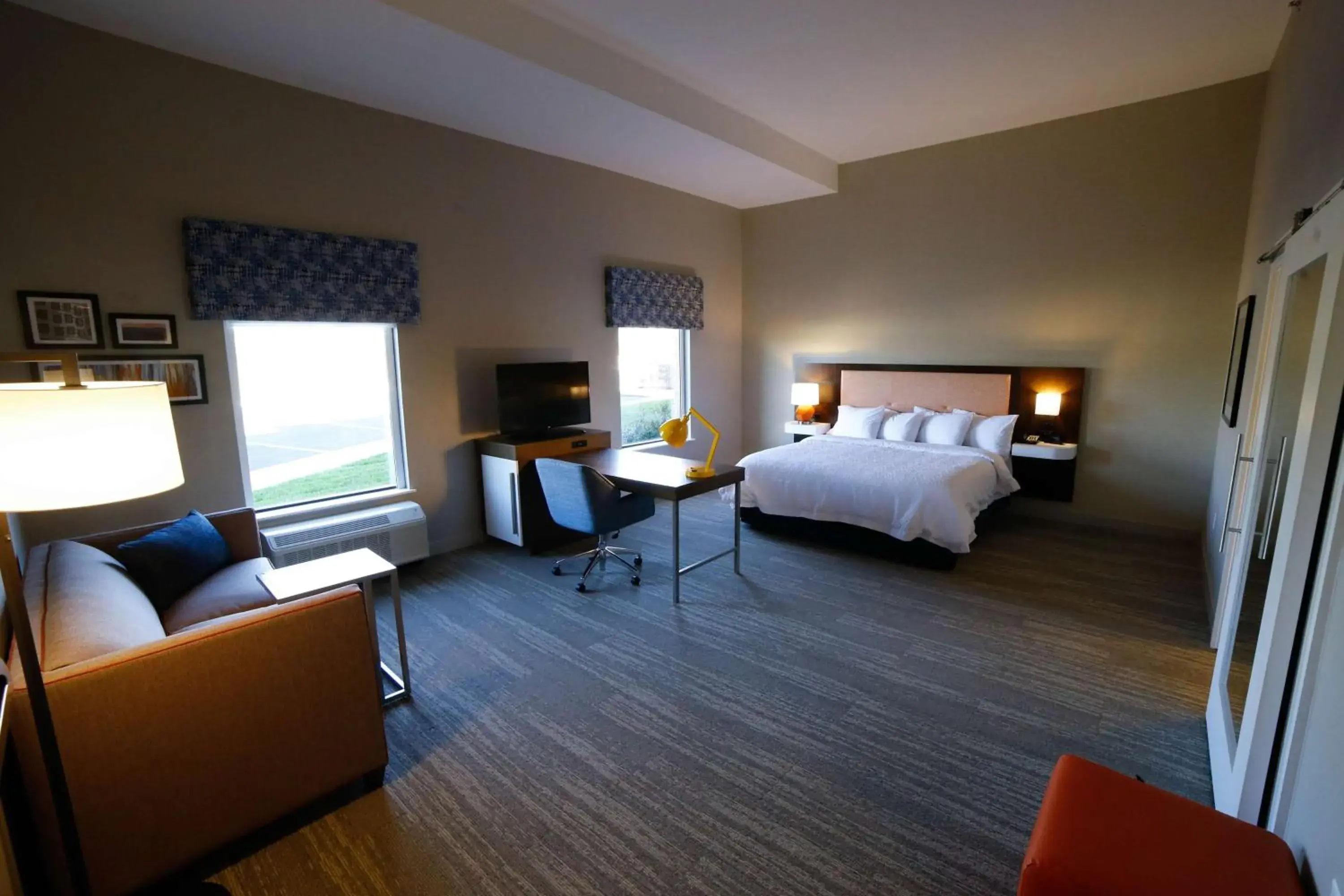 Bedroom, Bed in Hampton Inn & Suites Forest City Bedroom, Bed in Hampton Inn & Suites Forest City