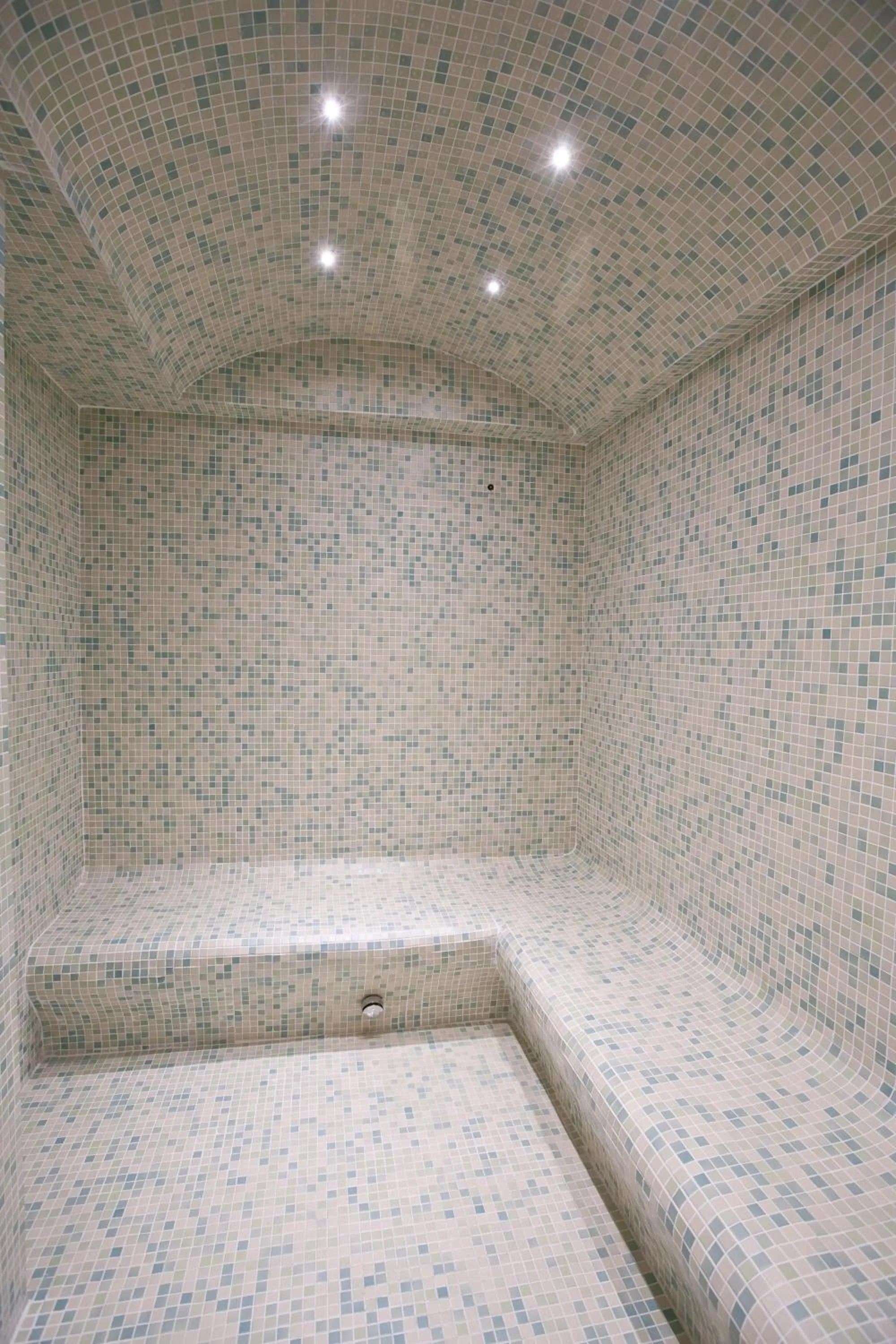 Steam room in Fourway Hotel&Spa
