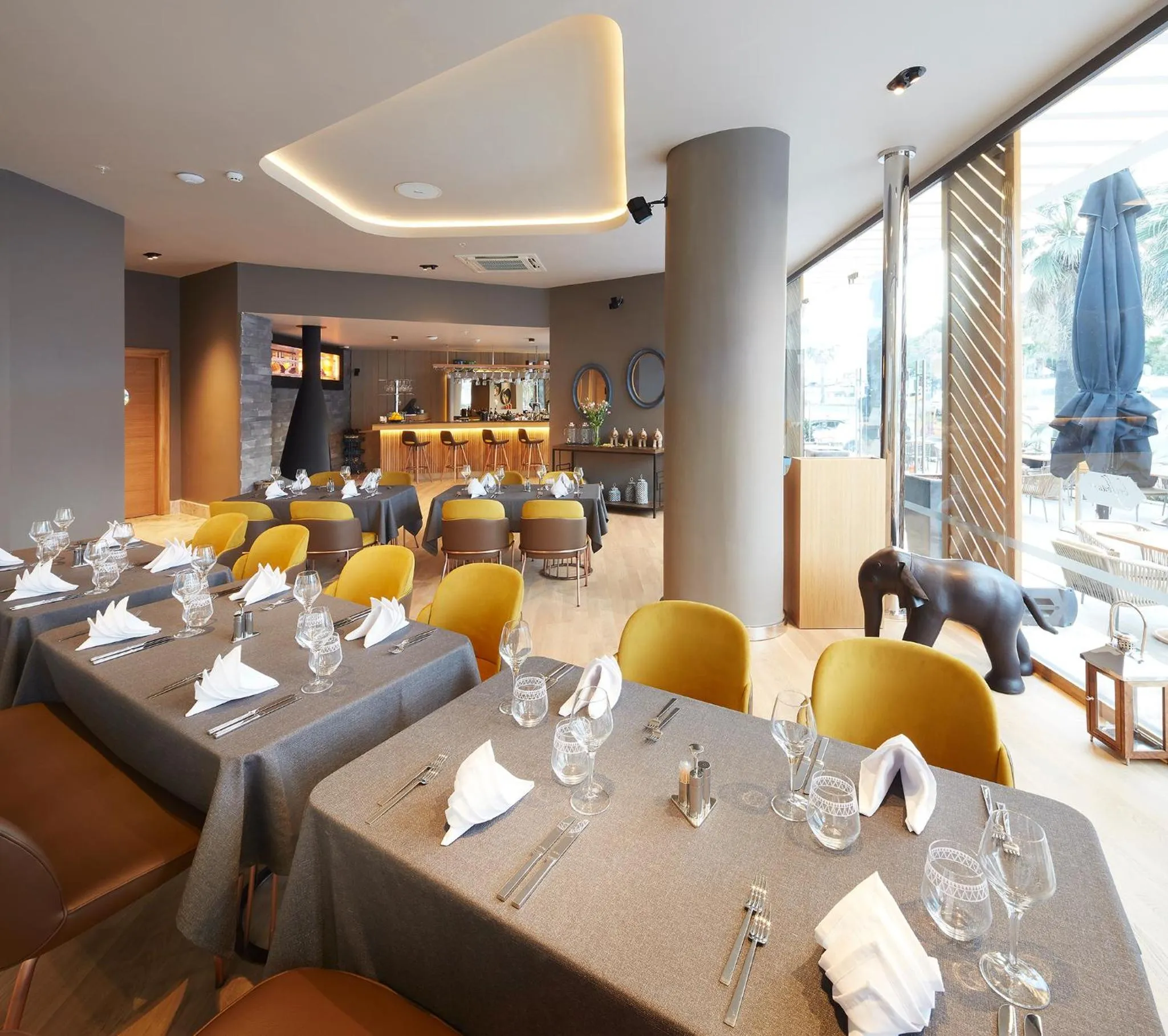 Restaurant/places to eat in Lalila Blue Suites