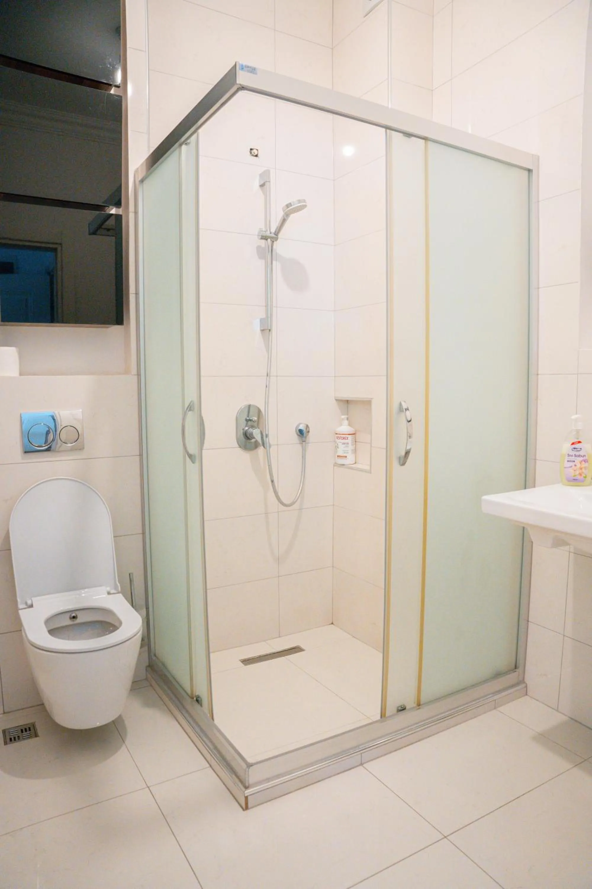 Shower in Pearl Hotel İstanbul