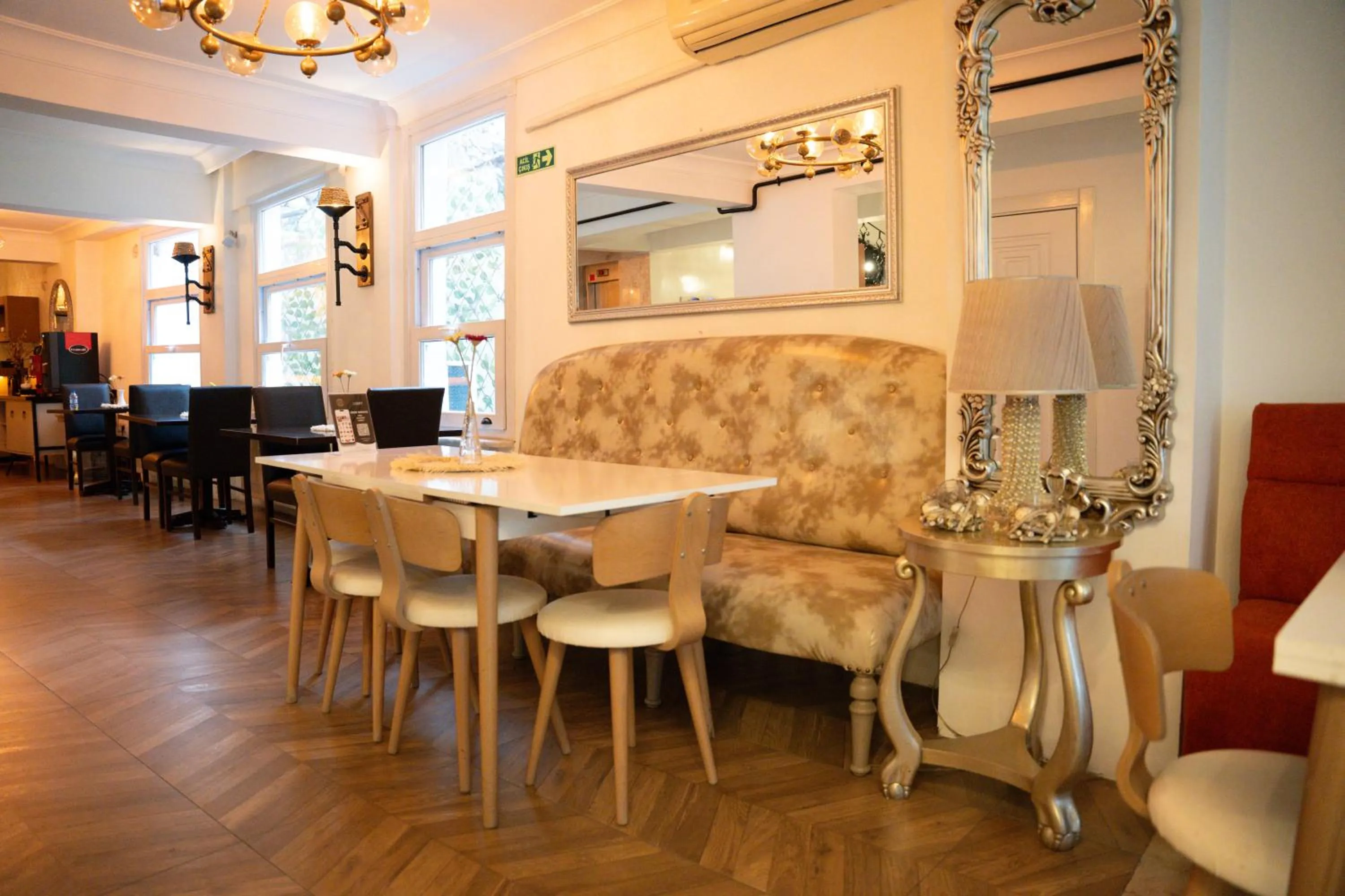 Seating area in Pearl Hotel İstanbul