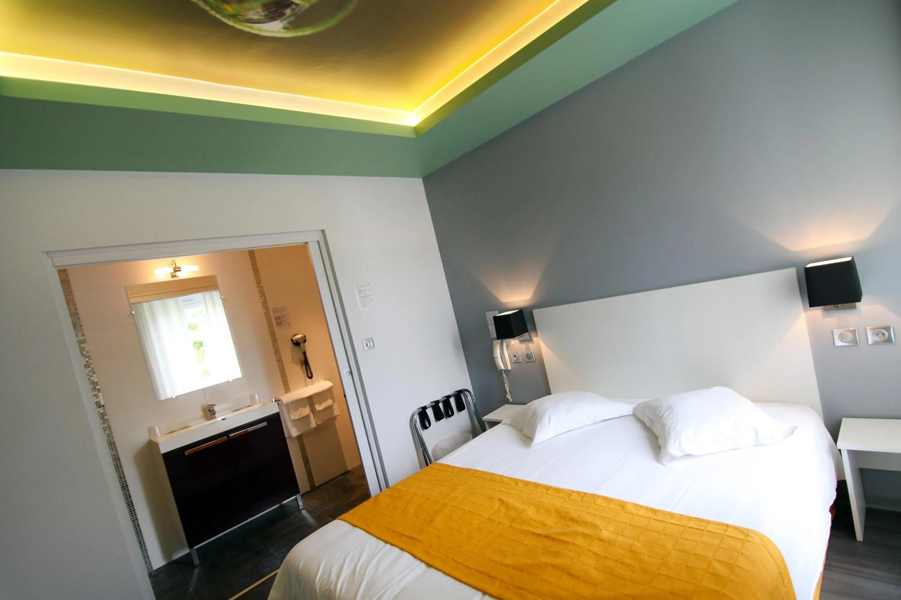 Bed in Logis Hotel Restaurant des Gorges du Tarn