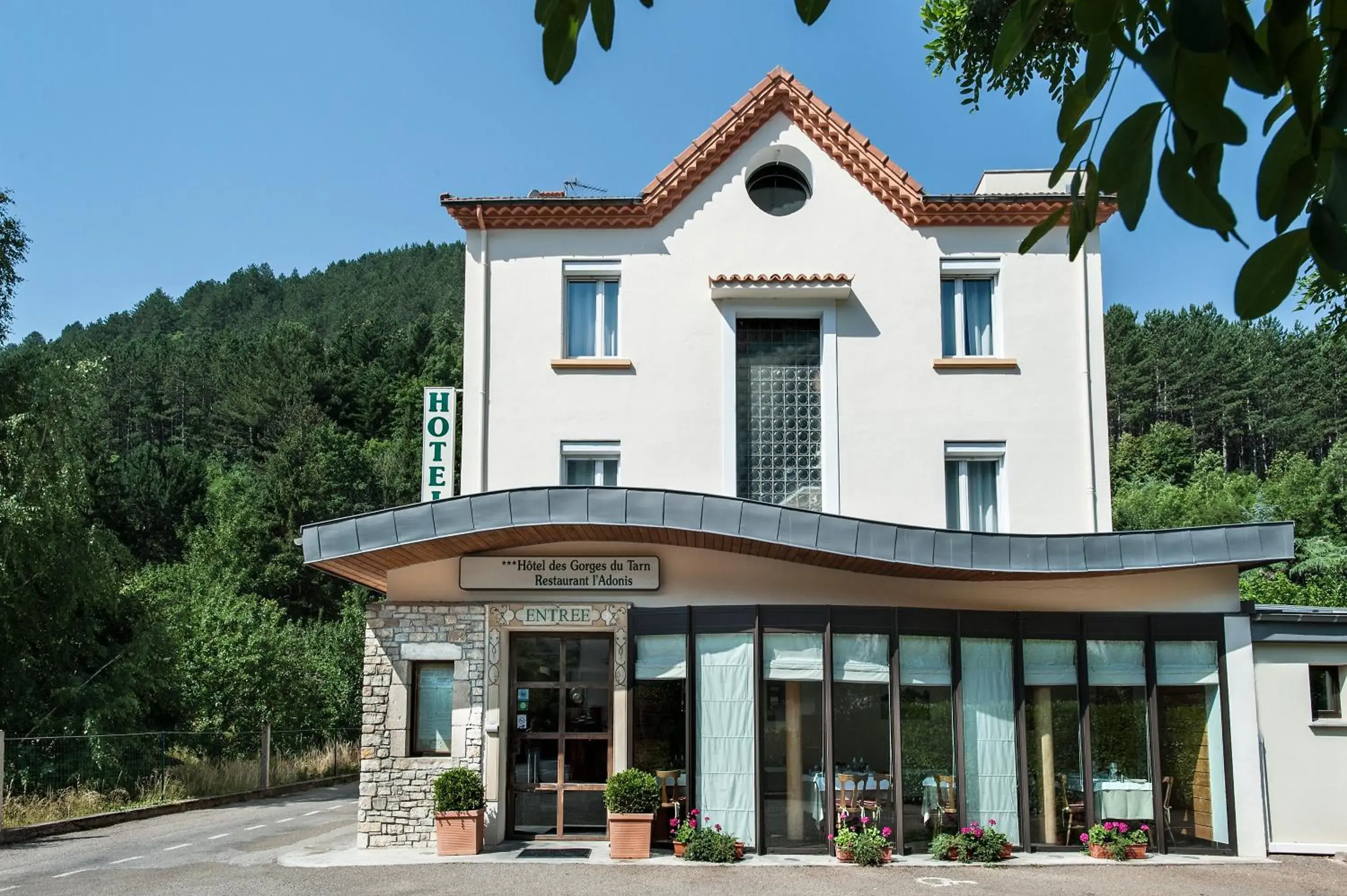 Property building in Logis Hotel Restaurant des Gorges du Tarn Property building in Logis Hotel Restaurant des Gorges du Tarn