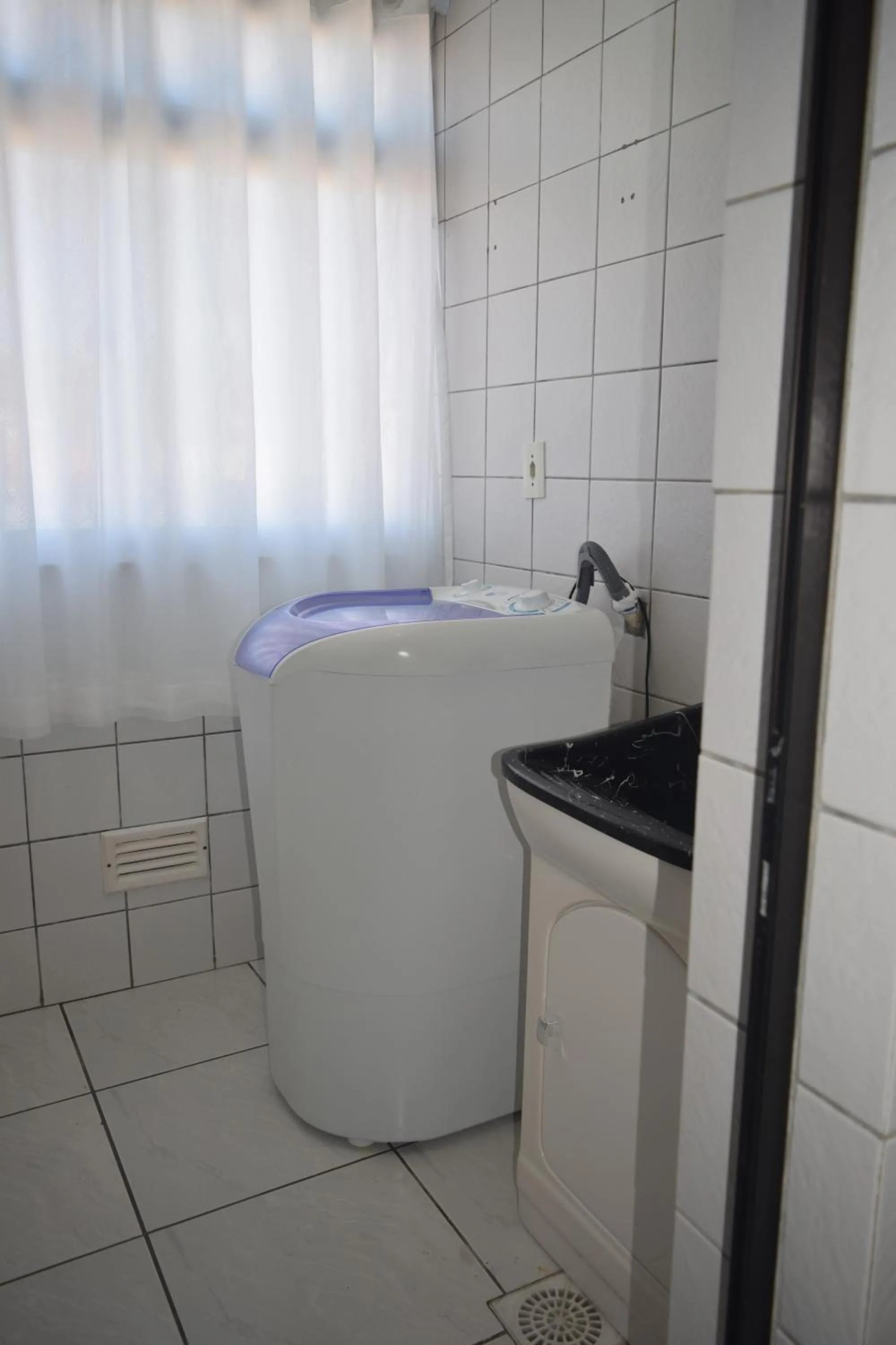 washing machine in Apartamento Temporada na Praia