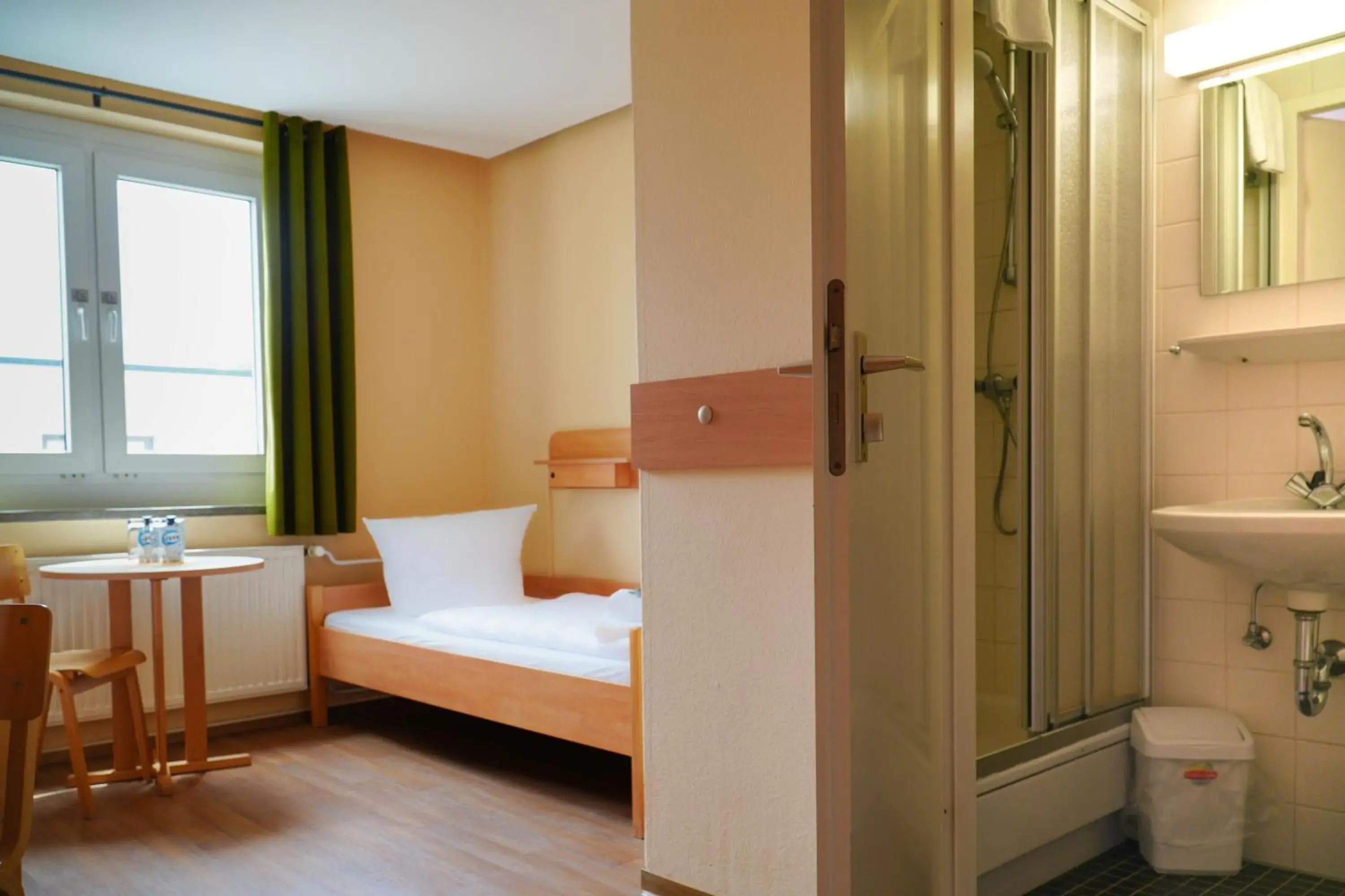 Single Room with Private Bathroom in DJH Jugendherberge Dresden - Jugendgästehaus Single Room with Private Bathroom in DJH Jugendherberge Dresden - Jugendgästehaus
