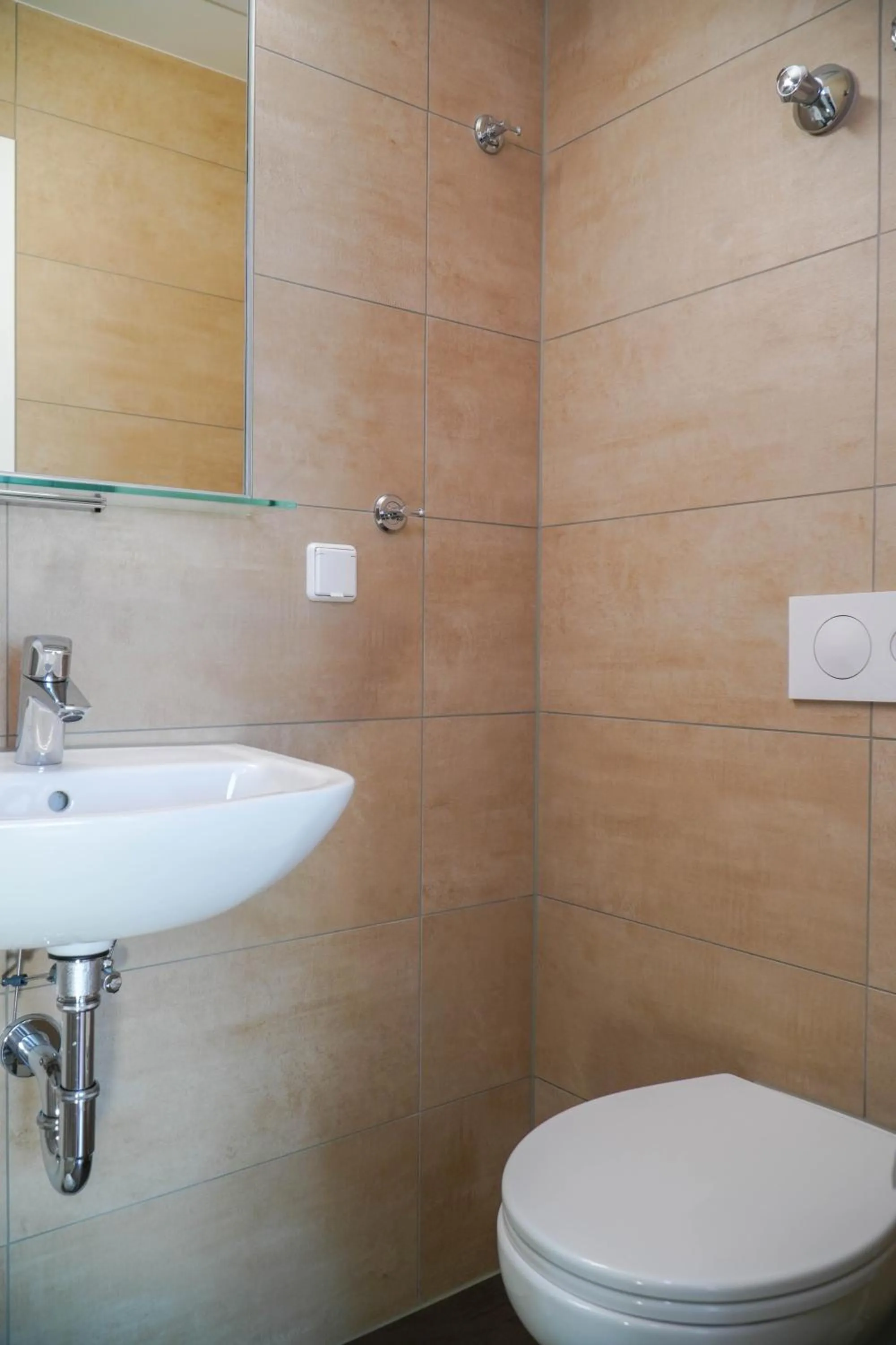 Shower in DJH Jugendherberge Dresden - Jugendgästehaus