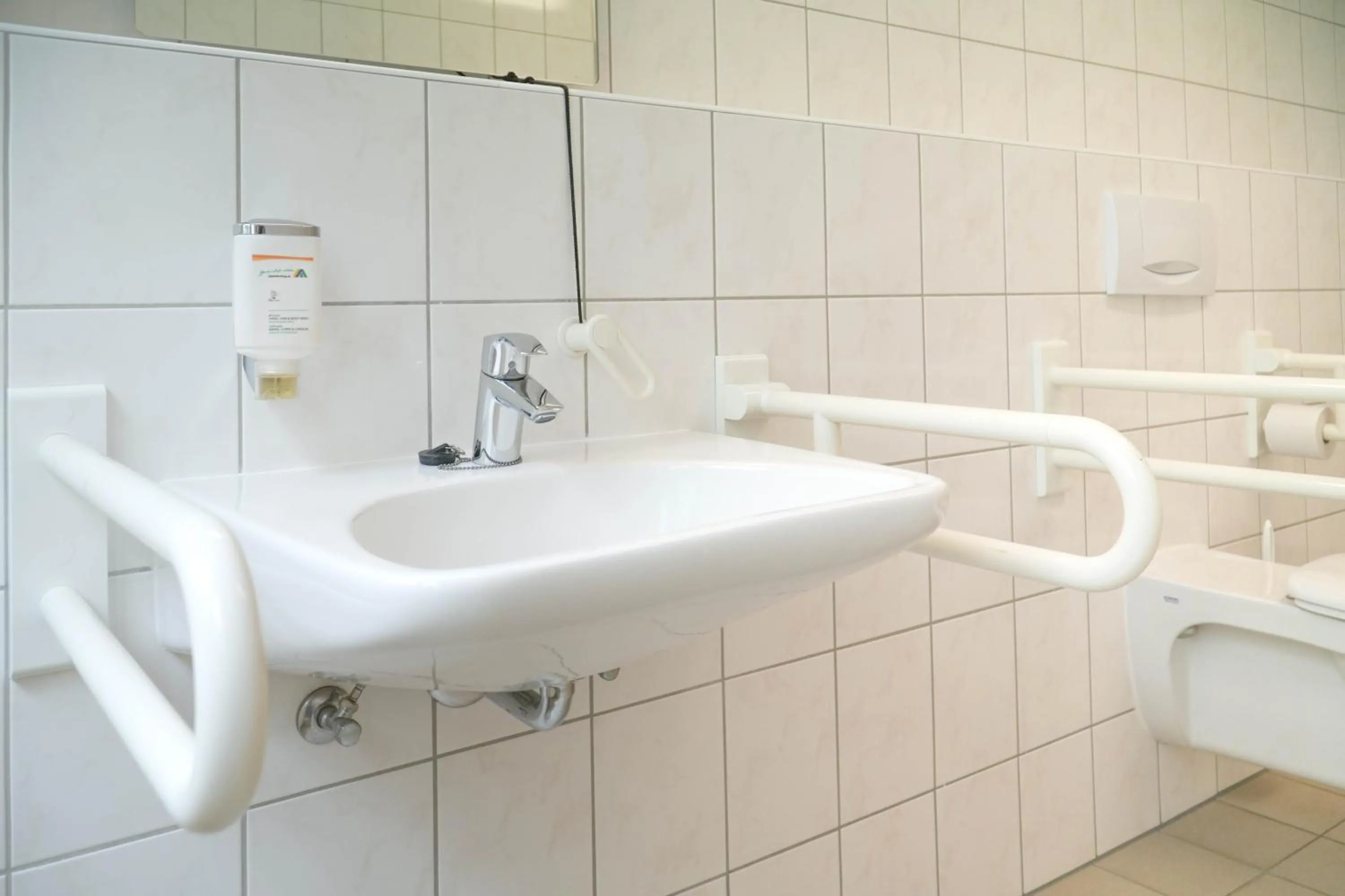 Facility for disabled guests in DJH Jugendherberge Dresden - Jugendgästehaus
