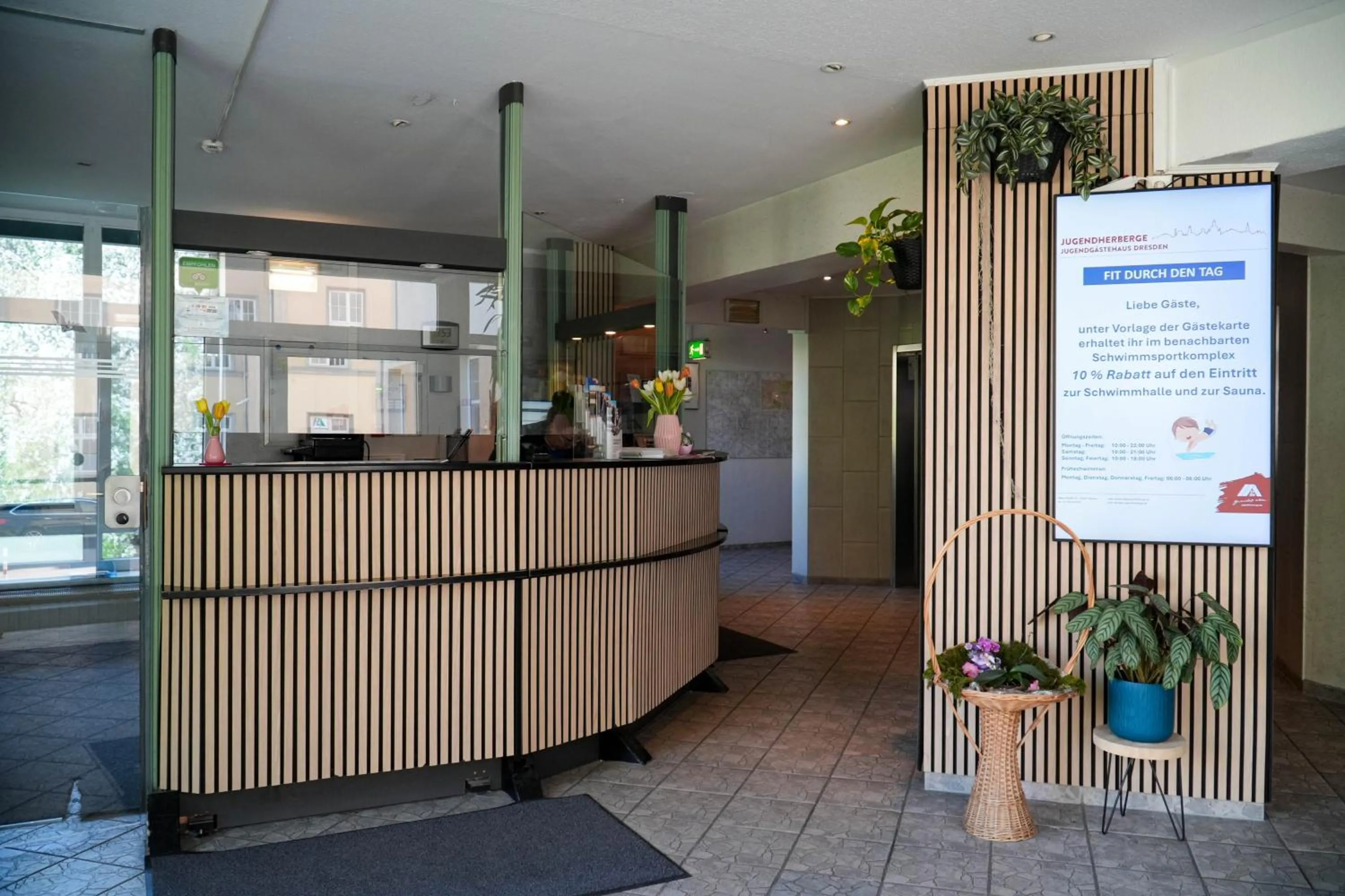 Lobby or reception in DJH Jugendherberge Dresden - Jugendgästehaus