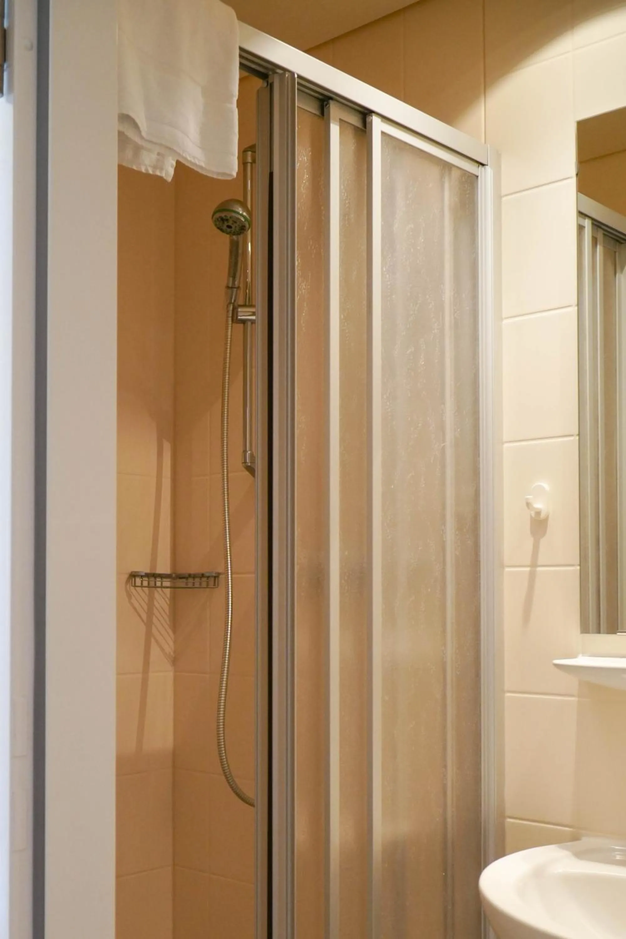 Shower in DJH Jugendherberge Dresden - Jugendgästehaus