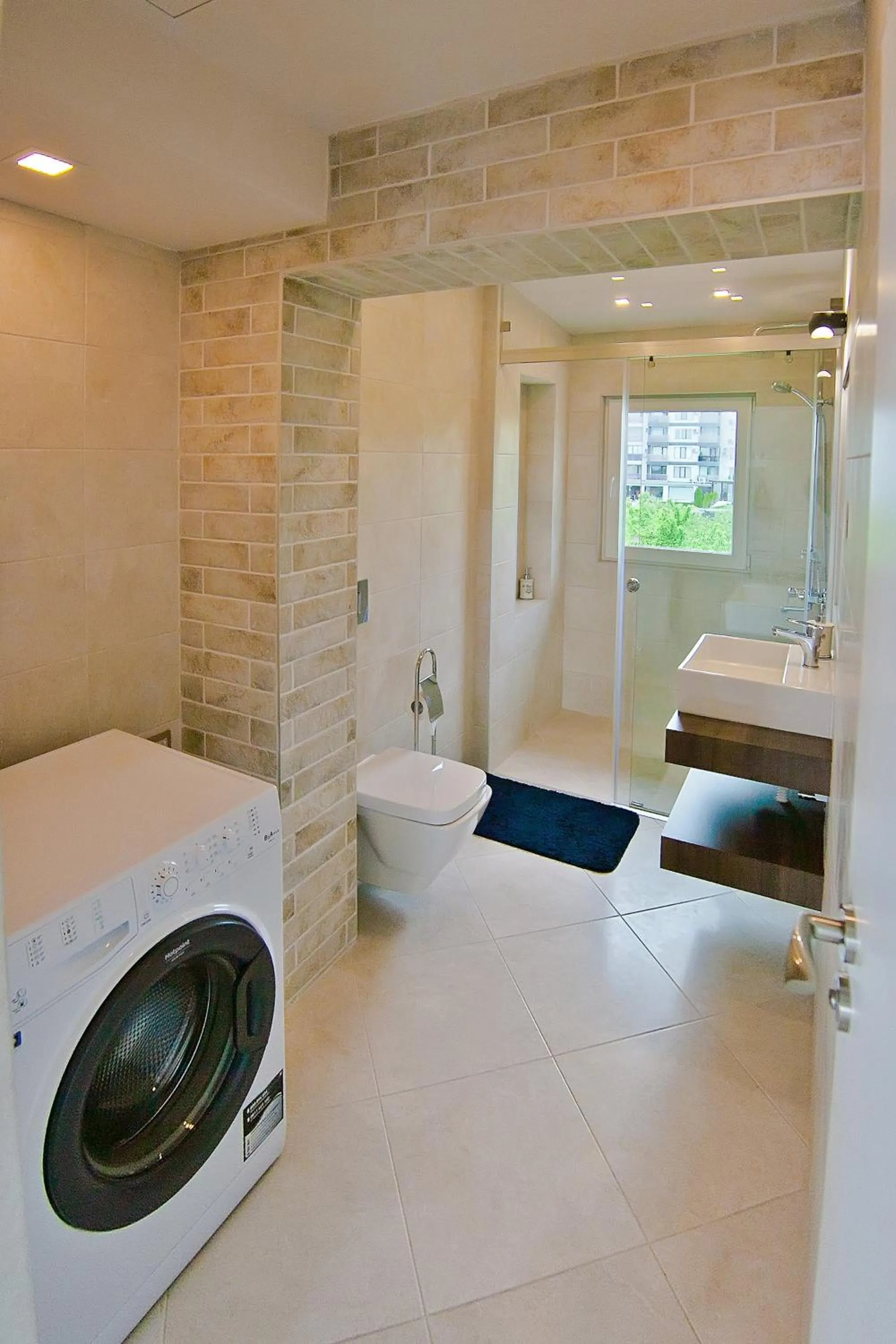 Shower, Bed in Hotel Amfora