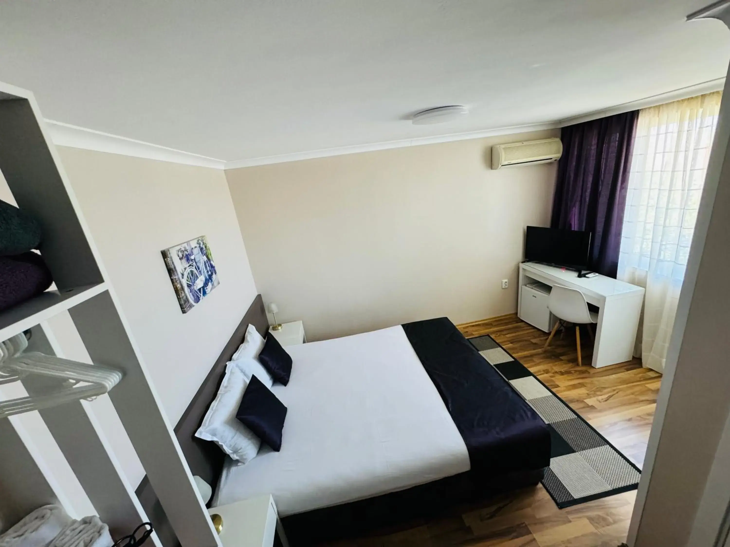 Budget Double Room in Hotel Amfora Budget Double Room in Hotel Amfora