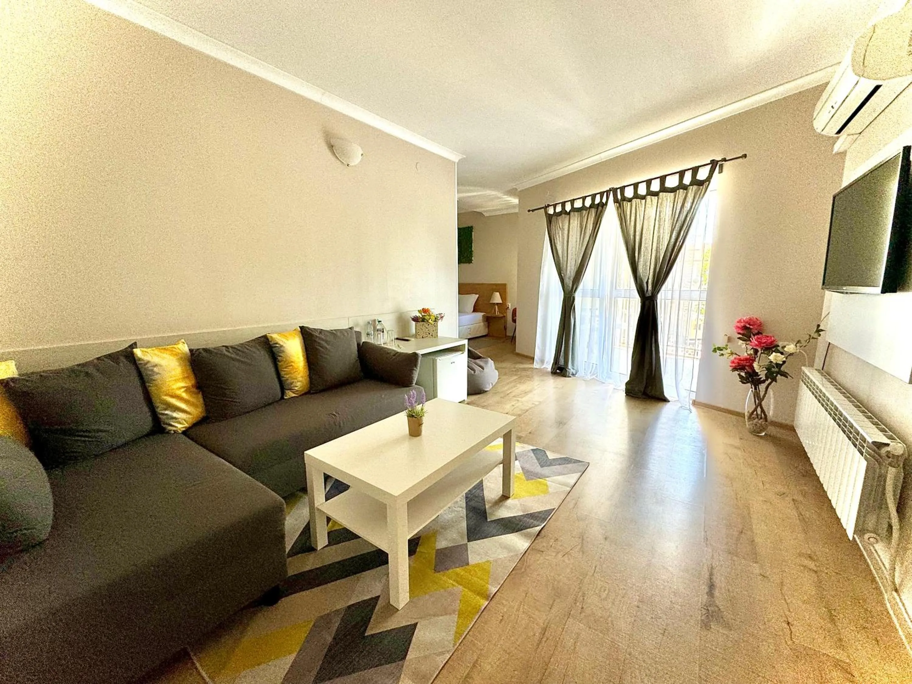 Communal lounge/ TV room in Hotel Amfora