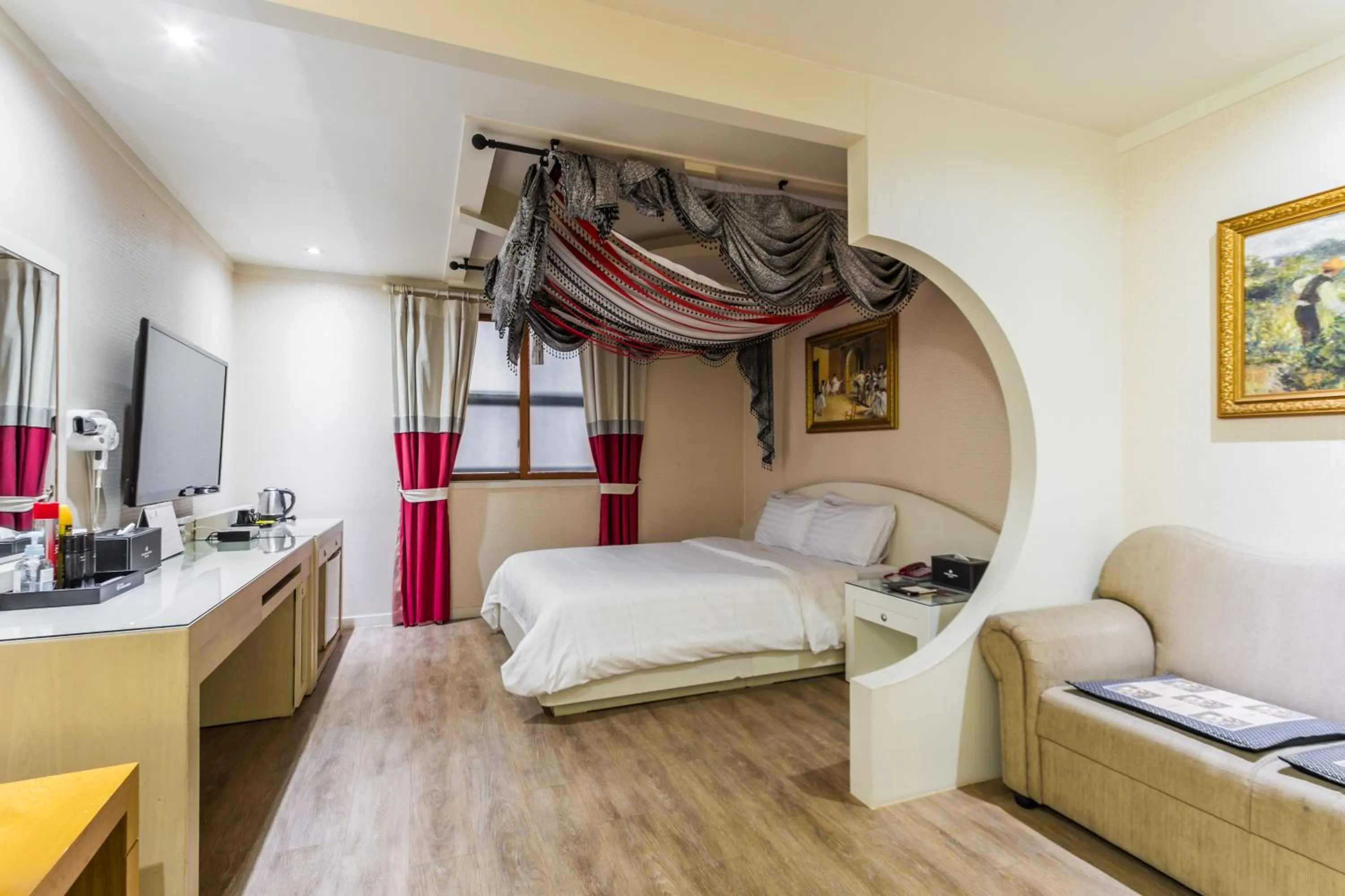 Photo of the whole room, Bed in Incheon Airport Hotel