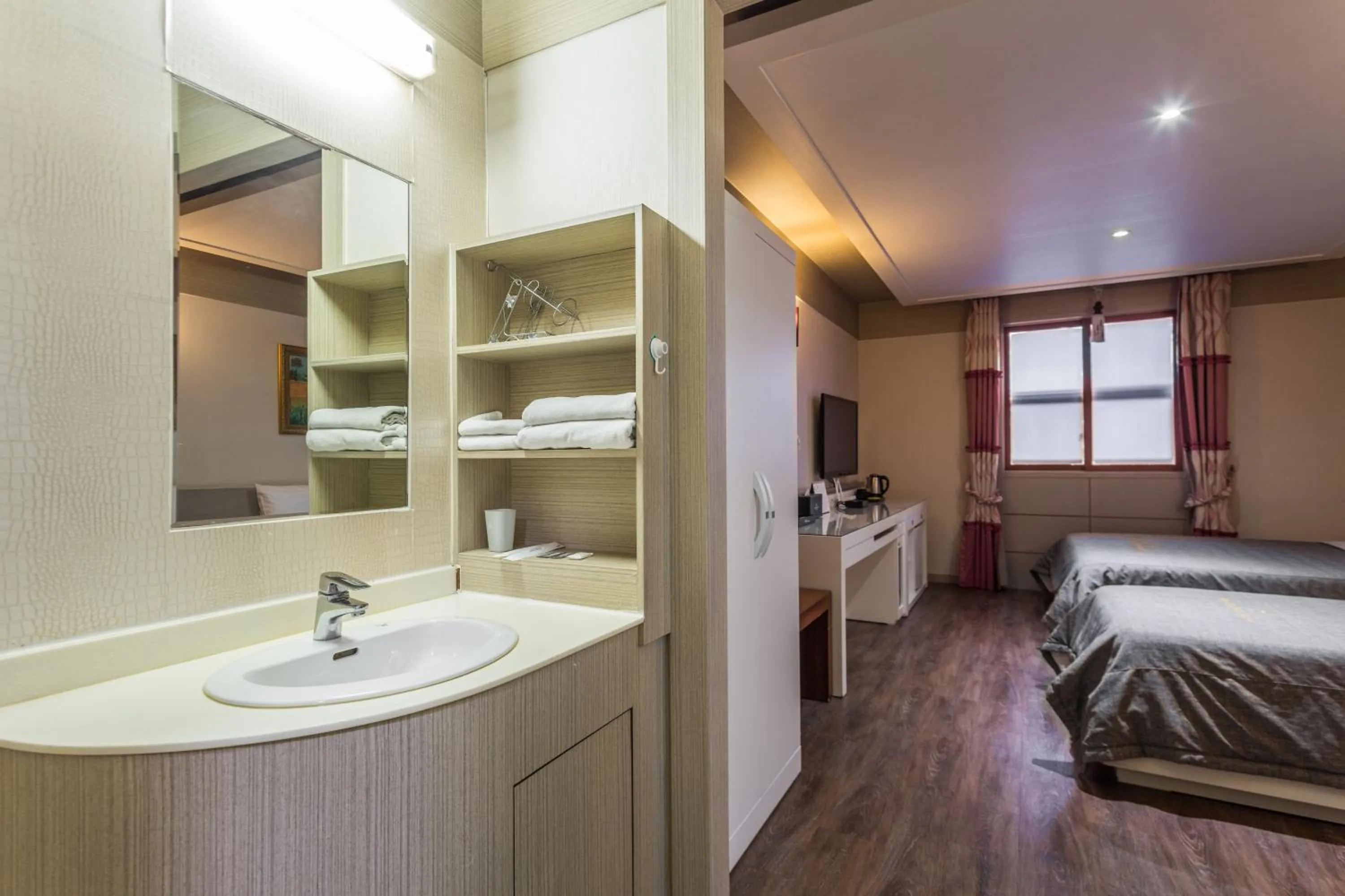 Bedroom, Bed in Incheon Airport Hotel