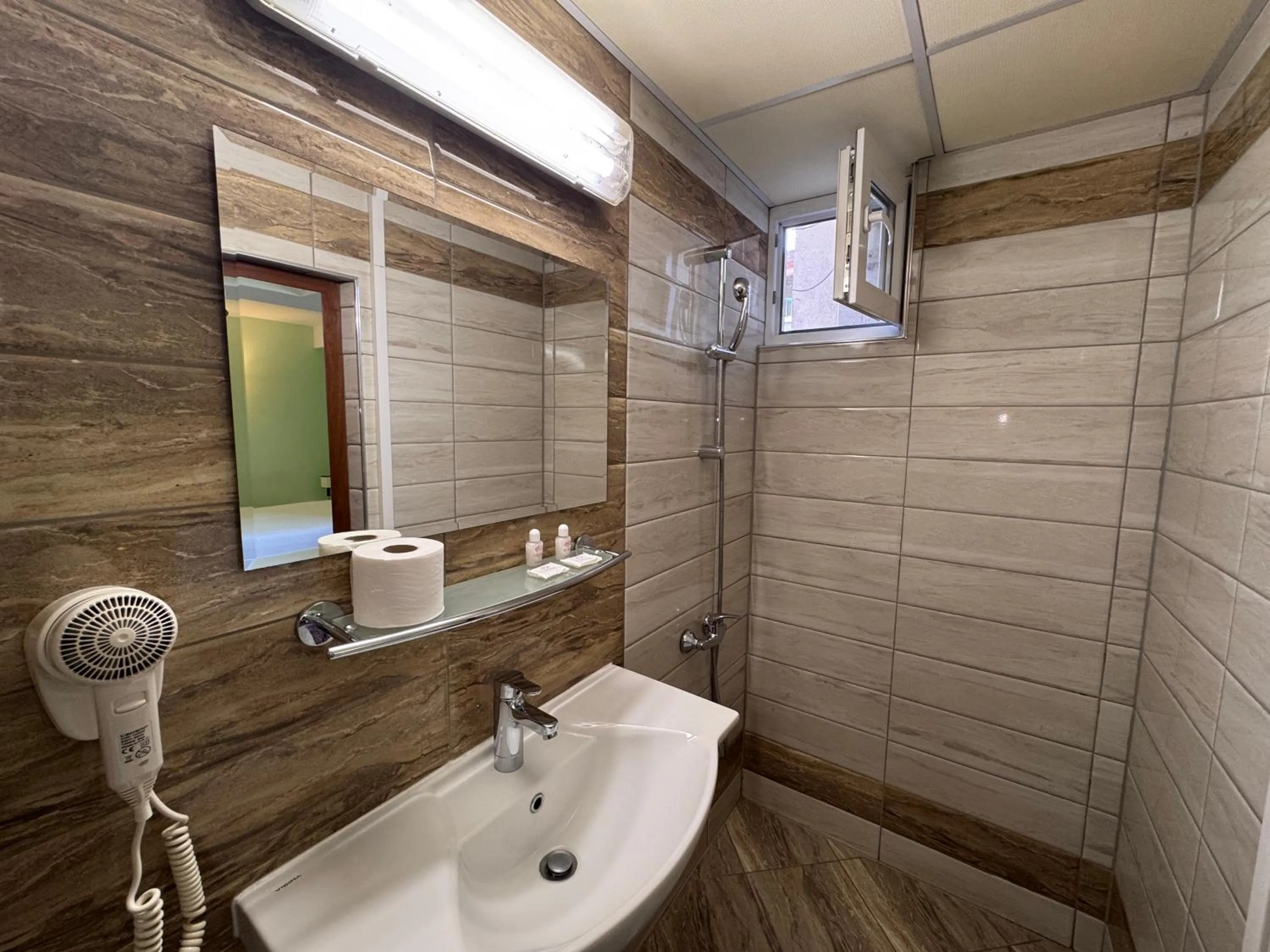 Shower in Hotel Dafi