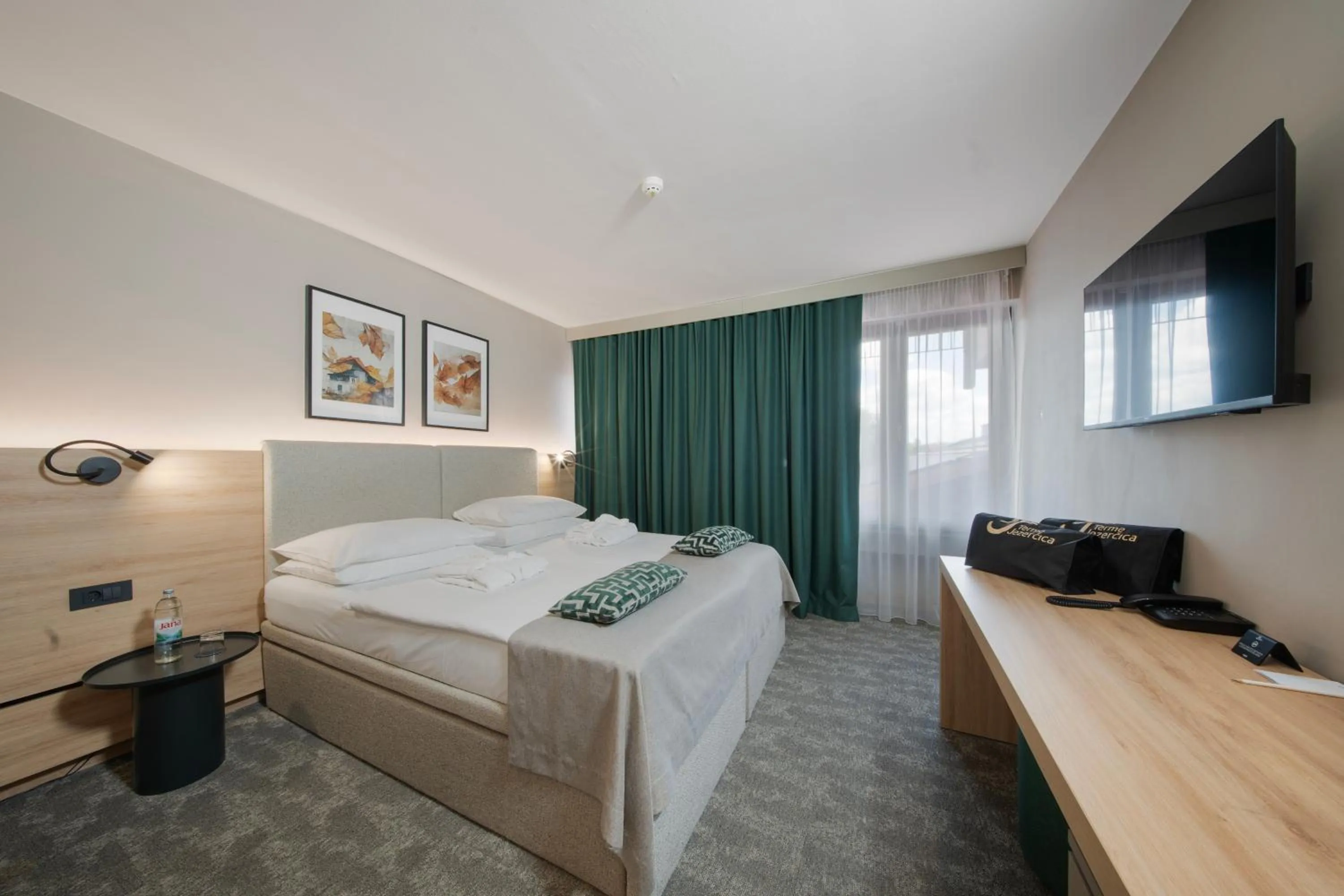 Communal lounge/ TV room, Bed in Hotel Terme Jezercica