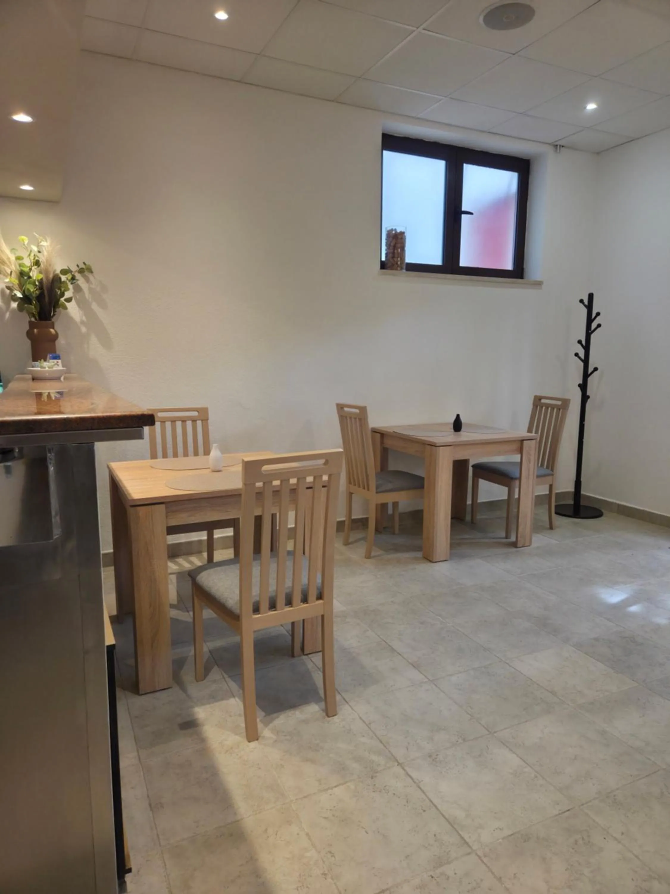 Restaurant/places to eat in Apartments G